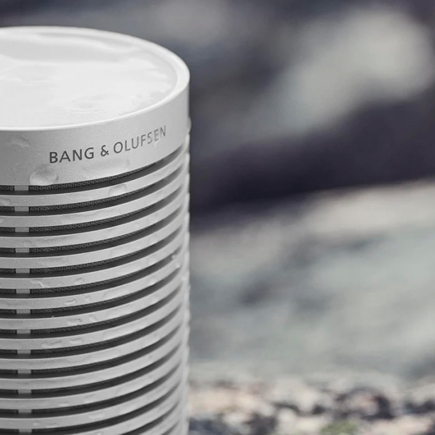 Bang & Olufsen Beosound Explore – Kabelloser tragbarer Bluetooth Outdoor-, Heim- und Reise, 27 Stunden Akkulaufzeit, wasserdichter 360° Lautsprecher + USB-C Ladekabel - Schwarz Anthracite