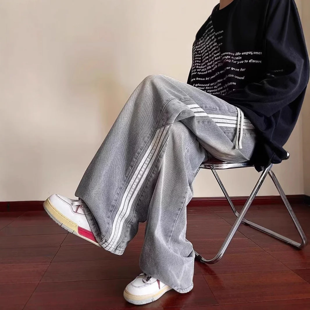 Lockere, l?ssige Herren-Hose mit weitem Bein
