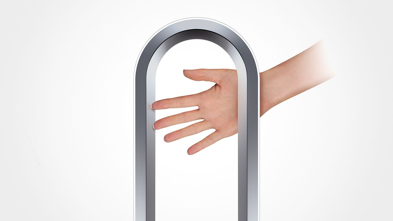 Main d&eacute;montrant que le ventilateur tour Dyson&nbsp;Cool&trade; est sans danger