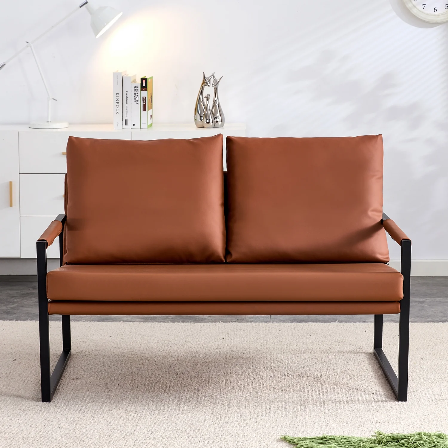 Moderne tweezitsbank met 2 kussens �C Kunstleer, schuim met hoge dichtheid, zwart gelakte metalen frame. Kleur: bruin