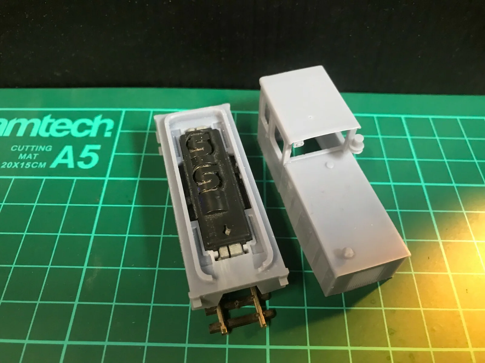 009 OO9 Diesel RNAD Baguley-Drewry locomotive kit uses KATO 11-109 chassis