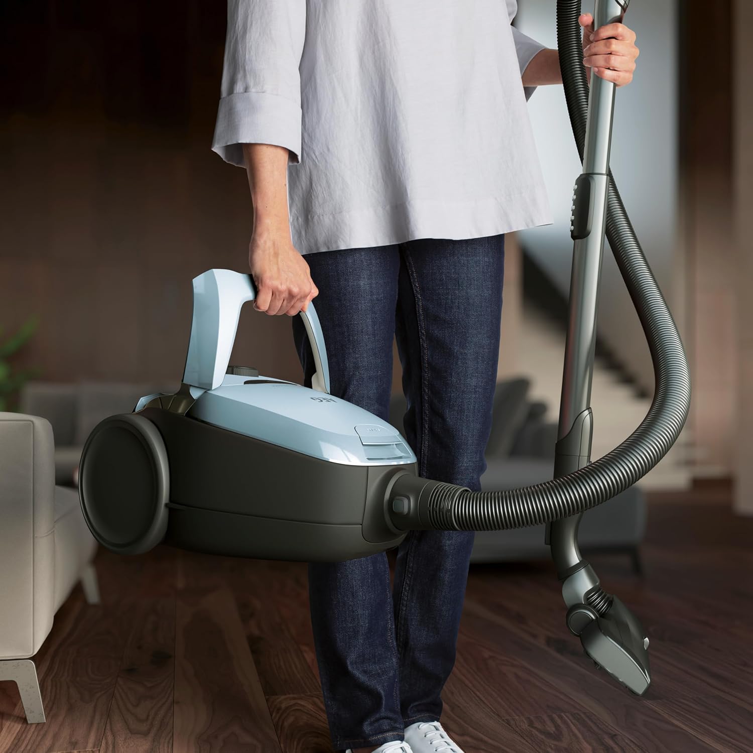 AEG VX82-1-KO Staubsauger / 75% Recyclingmaterial / autom. Saugkraftregulierung / extrem leise auch auf Teppich / Aufnahme von groen + kleinsten Partikeln / langes Kabel / 600W / schwarz