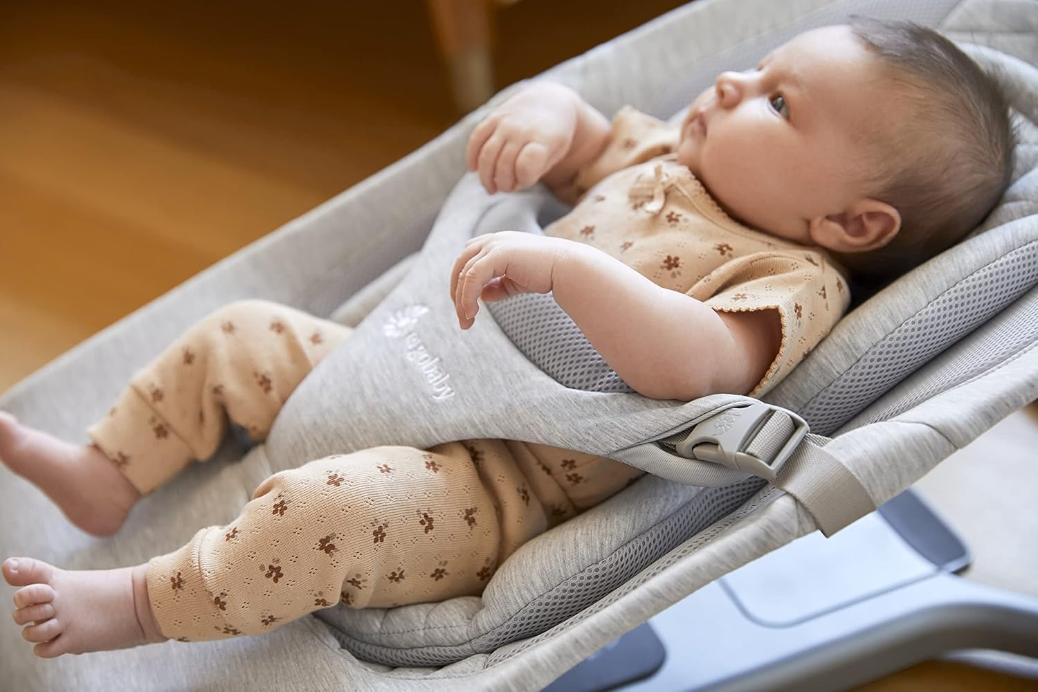 Ergobaby 3-in-1 Evolve Bouncer, Ergonomische Babywippe für Neugeborene ab Geburt bis zum Kleinkind, Babyschaukel mit Neugeboreneneinsatz (2,5 kg - 13,2 kg), Cream