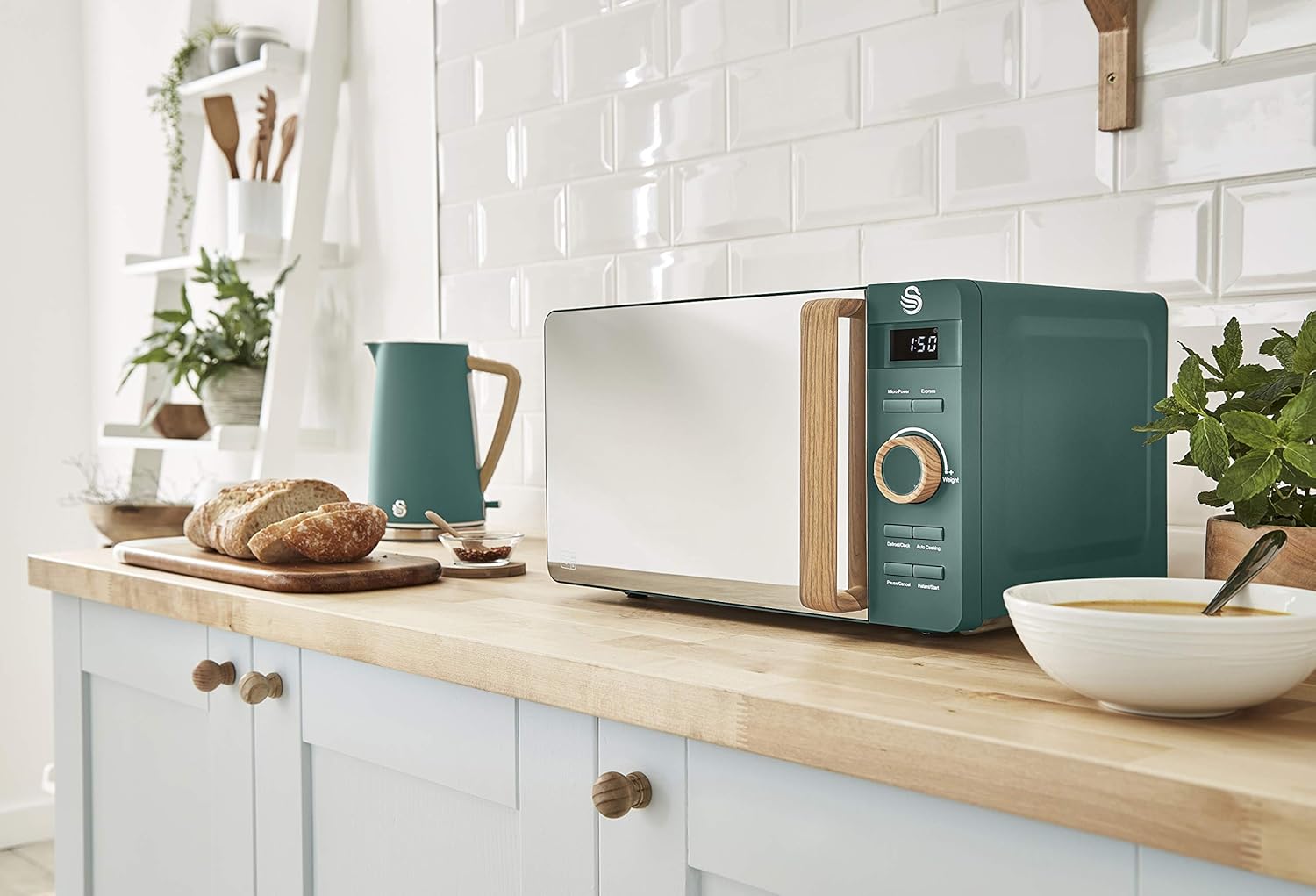 Swan Nordic SM22036WHTN Digitale Mikrowelle, Griff in Holzoptik, Gehäuse mit weicher Haptik und matter Oberfläche, 800 W, Baumwollweiß