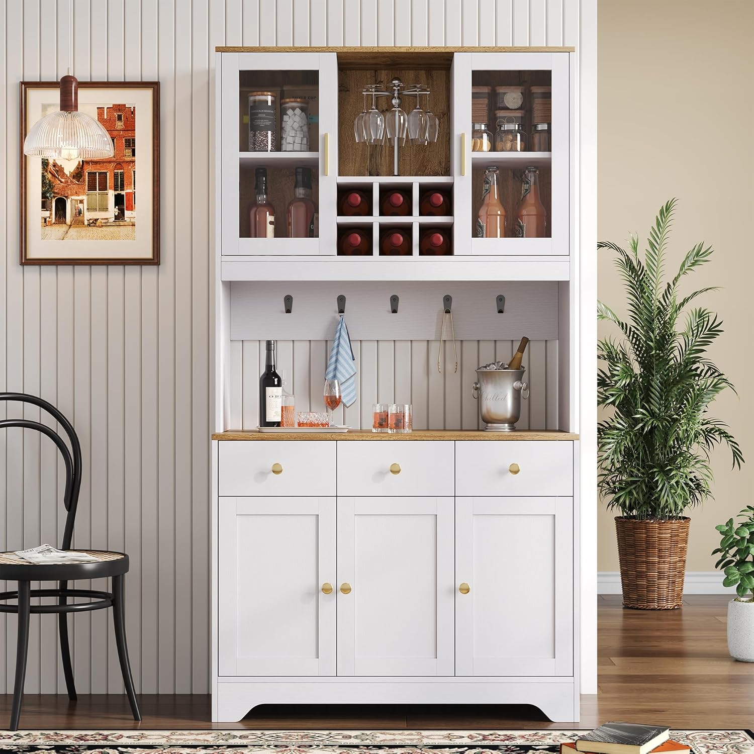 Hochschrank Küche Weiß mit Glasfront, Multifunktionaler Buffetschrank mit Weinablage und Schubladen, Stauraumschrank für Esszimmer Wohnzimmer im Landhausstil