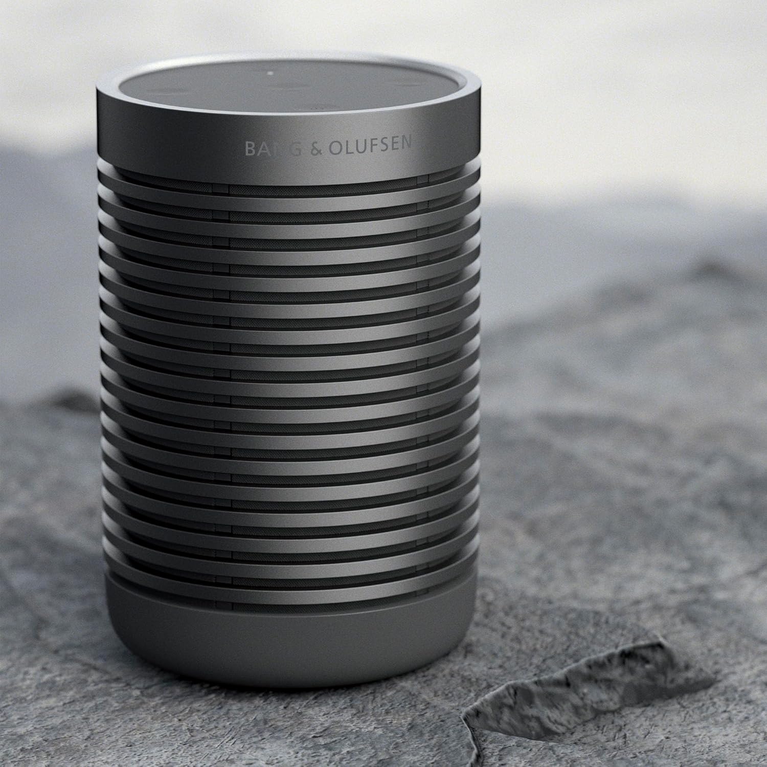 Bang & Olufsen Beosound Explore – Kabelloser tragbarer Bluetooth Outdoor-, Heim- und Reise, 27 Stunden Akkulaufzeit, wasserdichter 360° Lautsprecher + USB-C Ladekabel - Schwarz Anthracite