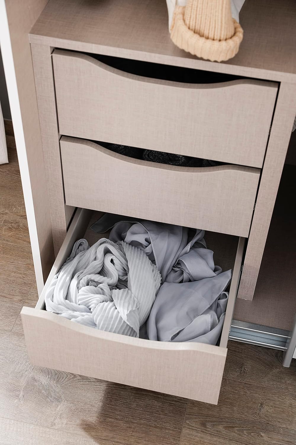 Rauch Möbel Quadra Schrank Eckschrank Schwebetürenschrank, Grau, 4-TRG. mit Spiegel, inkl. 2 Kleiderstangen, 12 Einlegeböden, 3 Schubkästen, BxHxT 181x229x187 cm
