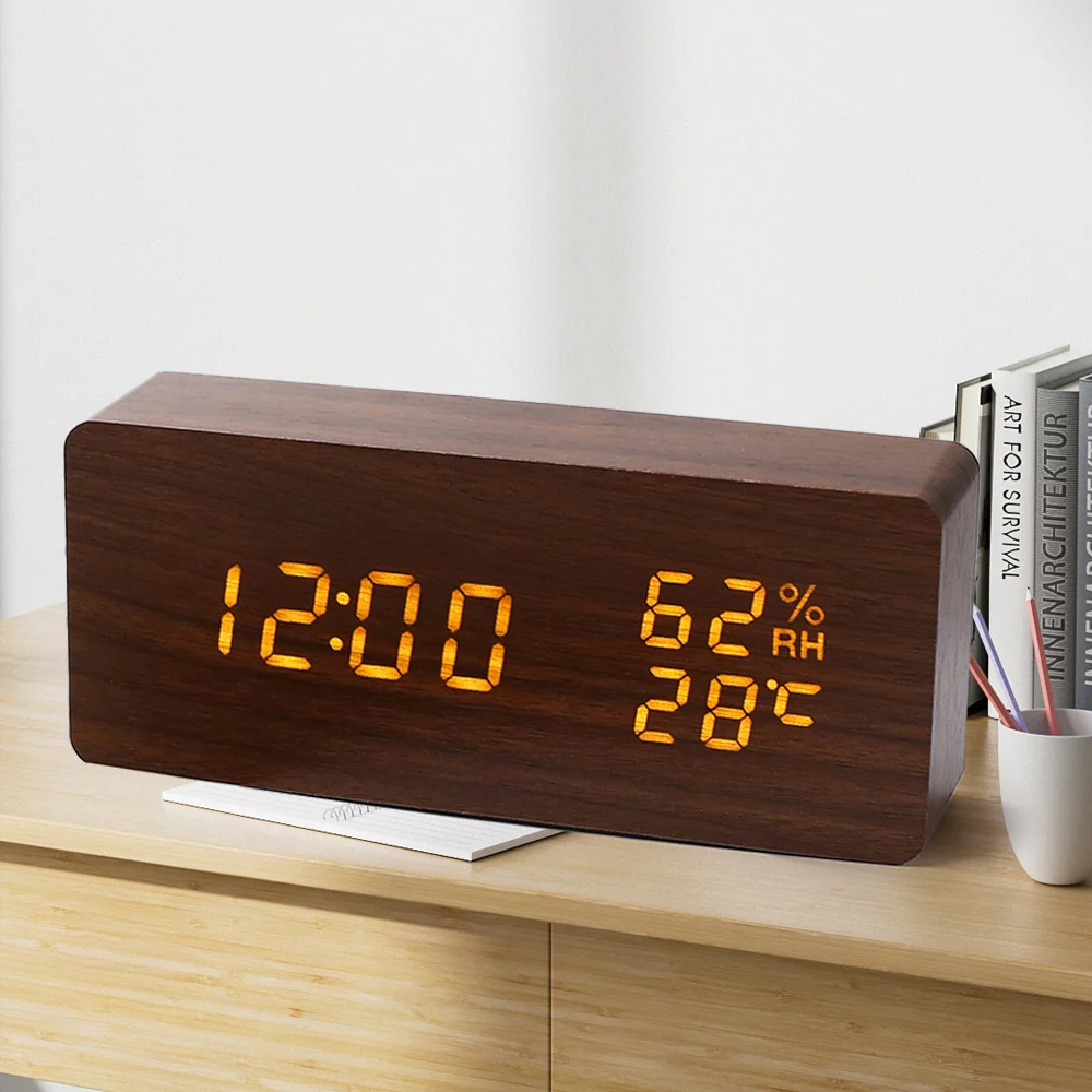 Moderner digitaler LED-Wecker aus Holz mit Temperaturanzeige