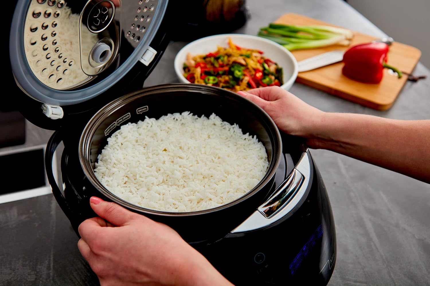 Yum Asia Sakura Reiskocher mit Keramikschale und Advanced Fuzzy Logic (8 Tassen, 1,5 Liter), 6 Reiskochfunktionen, 6 Multikocherfunktionen, Motouch LED-Display, 220-240V EU (schwarz und silber)