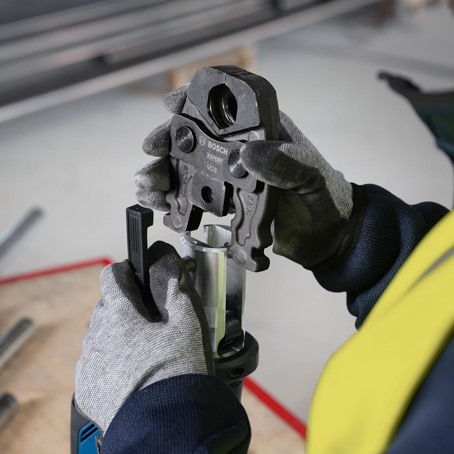 Bosch Professional 18V System Akku Presswerkzeug GPT 18V-19 (19 kN Kraft, um 360° drehbarer Kopf, inkl. Pressbacke Comp. TH16, TH20, TH26, L-BOXX)