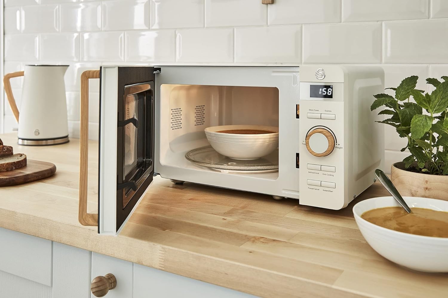 Swan Nordic SM22036WHTN Digitale Mikrowelle, Griff in Holzoptik, Gehäuse mit weicher Haptik und matter Oberfläche, 800 W, Baumwollweiß