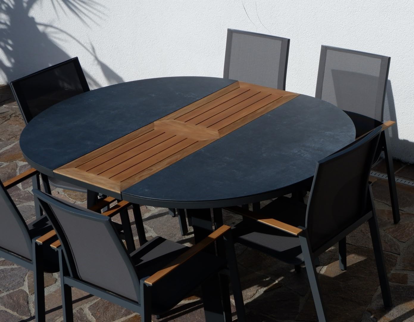 ALEOS. Gartengarnitur Gartenset Aluminium Teak Set mit rundem Ausziehtisch 120cm auf 160cm ausziehbar + 6 Stapelstühle anthrazit Trinidad