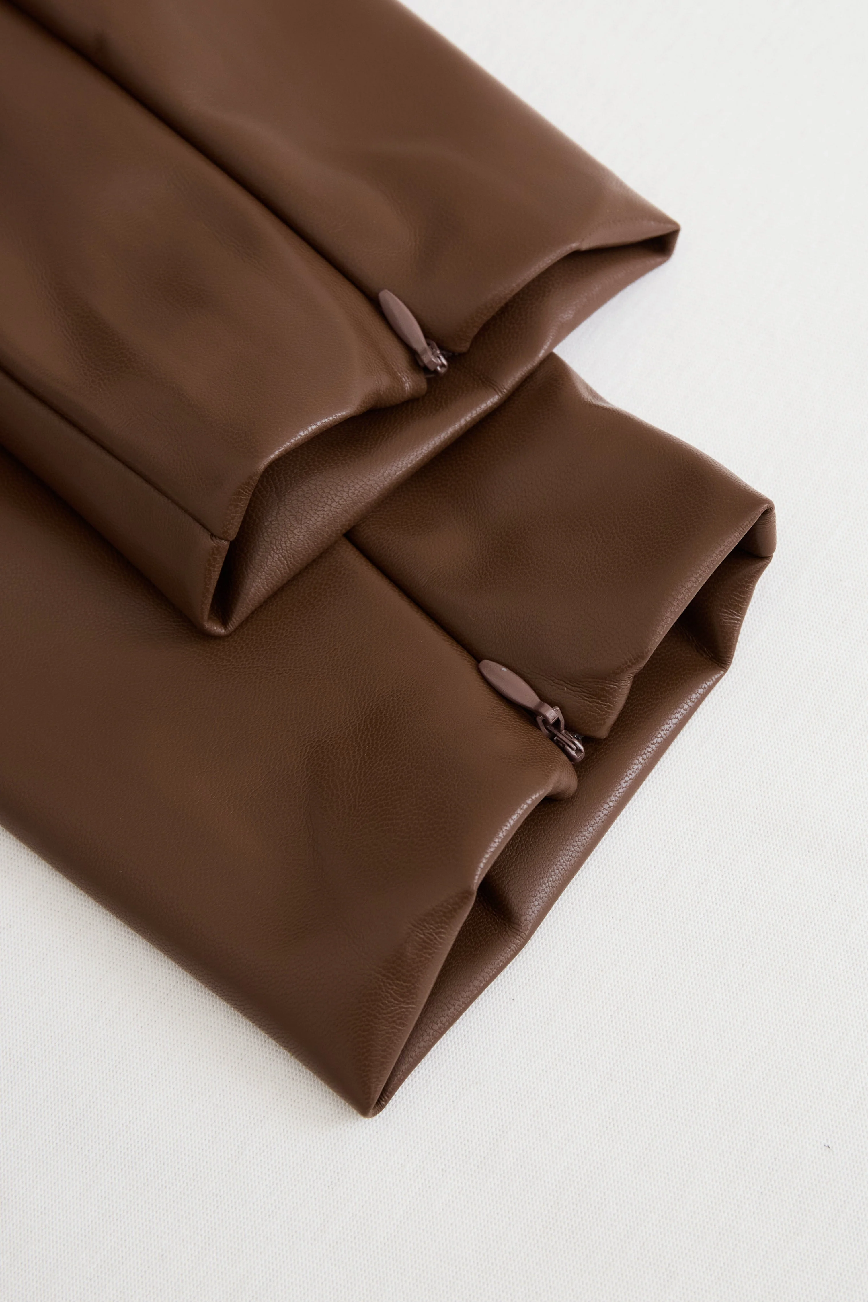 Eng anliegendes Damenkleid mit V-Ausschnitt und langen ?rmeln