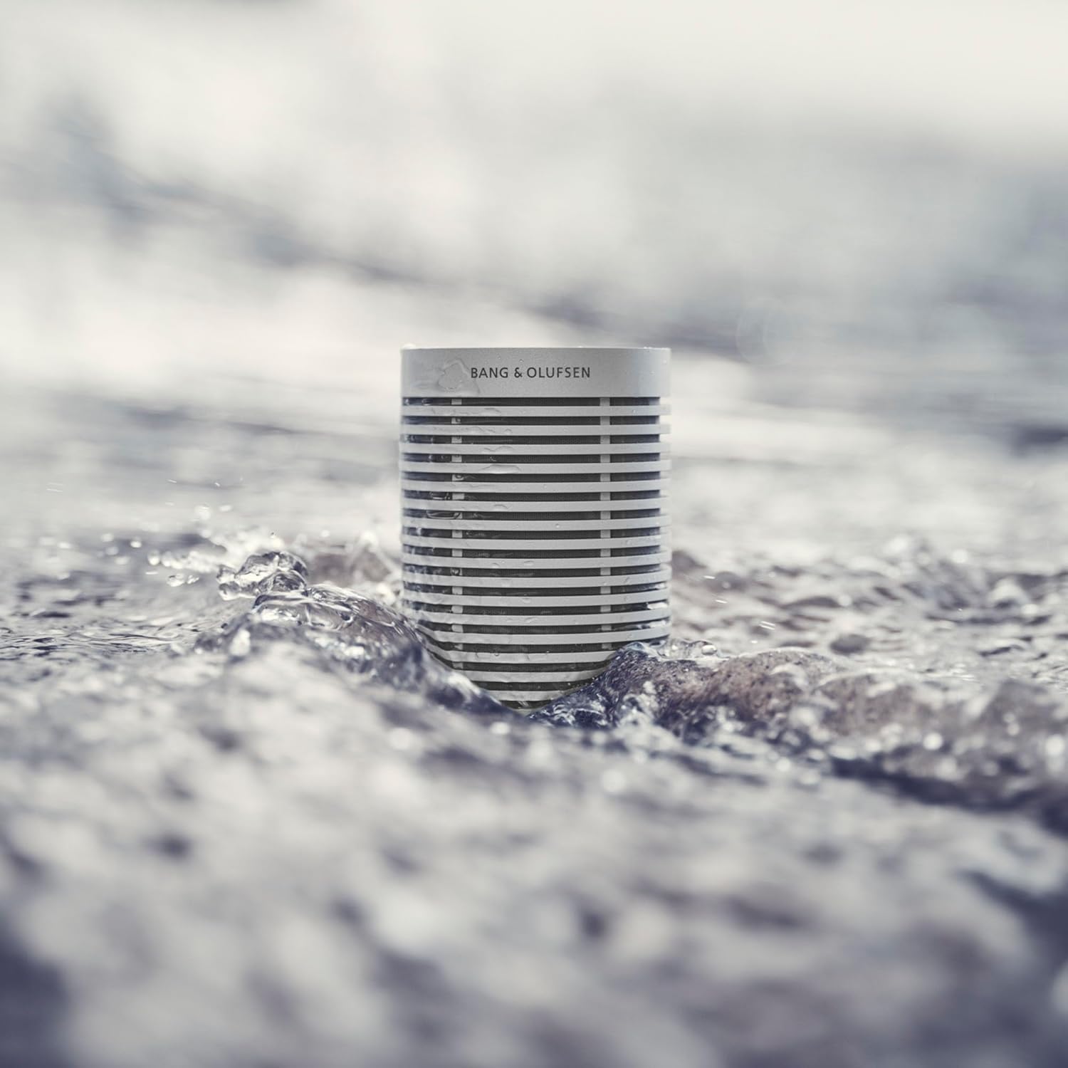 Bang & Olufsen Beosound Explore – Kabelloser tragbarer Bluetooth Outdoor-, Heim- und Reise, 27 Stunden Akkulaufzeit, wasserdichter 360° Lautsprecher + USB-C Ladekabel - Schwarz Anthracite