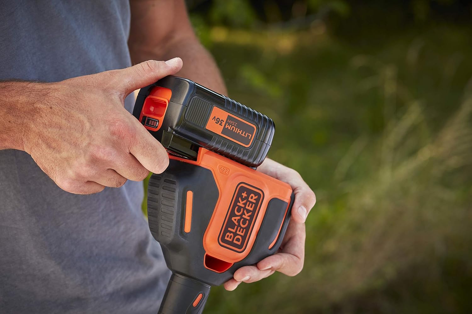 BLACK+DECKER Rasentrimmer mit Akku und Ladegerät - Freischneider - Rasenkantenschneider 36V 2,5Ah, Schnittbreite 33 cm, kohlebürstenloser Motor, mit Fadenverlängerung, Variable Drehzahl BCSTA536L1