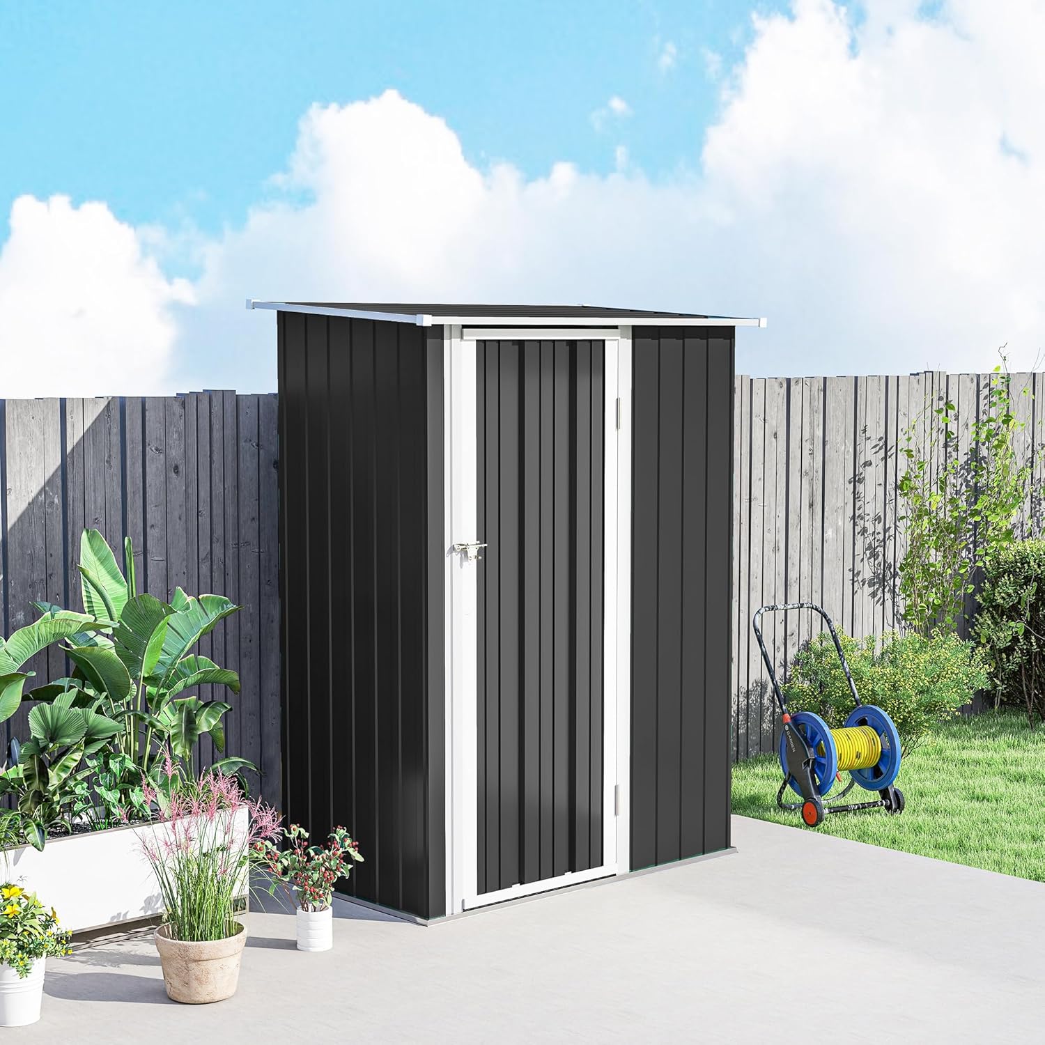 Outsunny Metall Gerätehaus 1,07 m² 142 x 86 x 189 cm Geräteschuppen mit Pultdach Abschließbarer Tür, wetterfest Gartenhaus Outdoor Garten Schuppen für Hinterhof Außenbereich Dunkelgrau