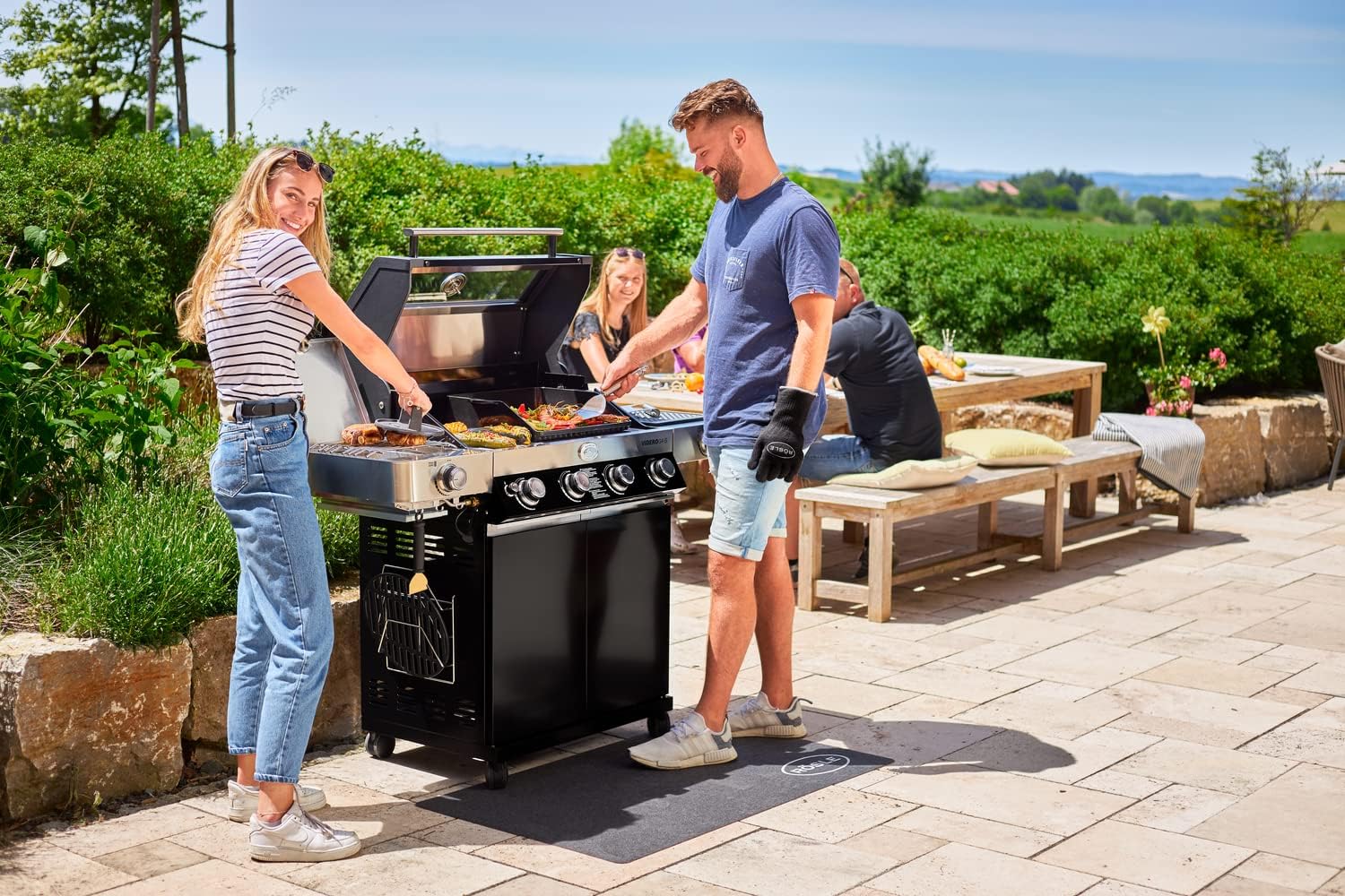 RÖSLE Elektrogrill BBQ-Portable Videro E2-P, tragbarer Tischgrill mit 2 Brennern, Warmhalterost und Deckel mit Glaseinsatz, pulverbeschichteter Stahl, schwarz/silbern