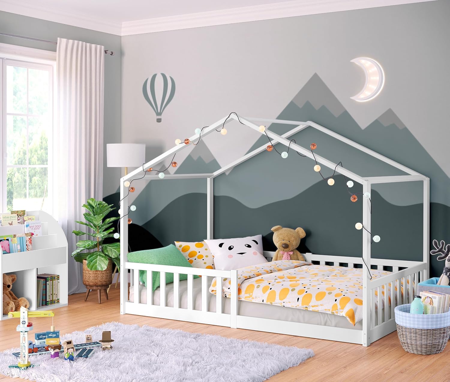 Bellabino Kinderbett Bia 140x200 cm, Hausbett Kinder inkl. Rausfallschutz und Rolllattenrost, Montessori Bodenbett weiß aus Massivholz Kiefer