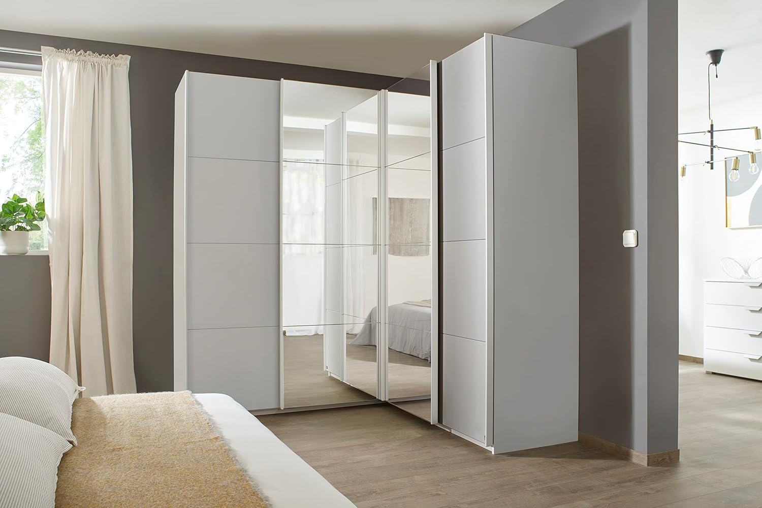 Rauch Möbel Quadra Schrank Eckschrank Schwebetürenschrank, Grau, 4-TRG. mit Spiegel, inkl. 2 Kleiderstangen, 12 Einlegeböden, 3 Schubkästen, BxHxT 181x229x187 cm