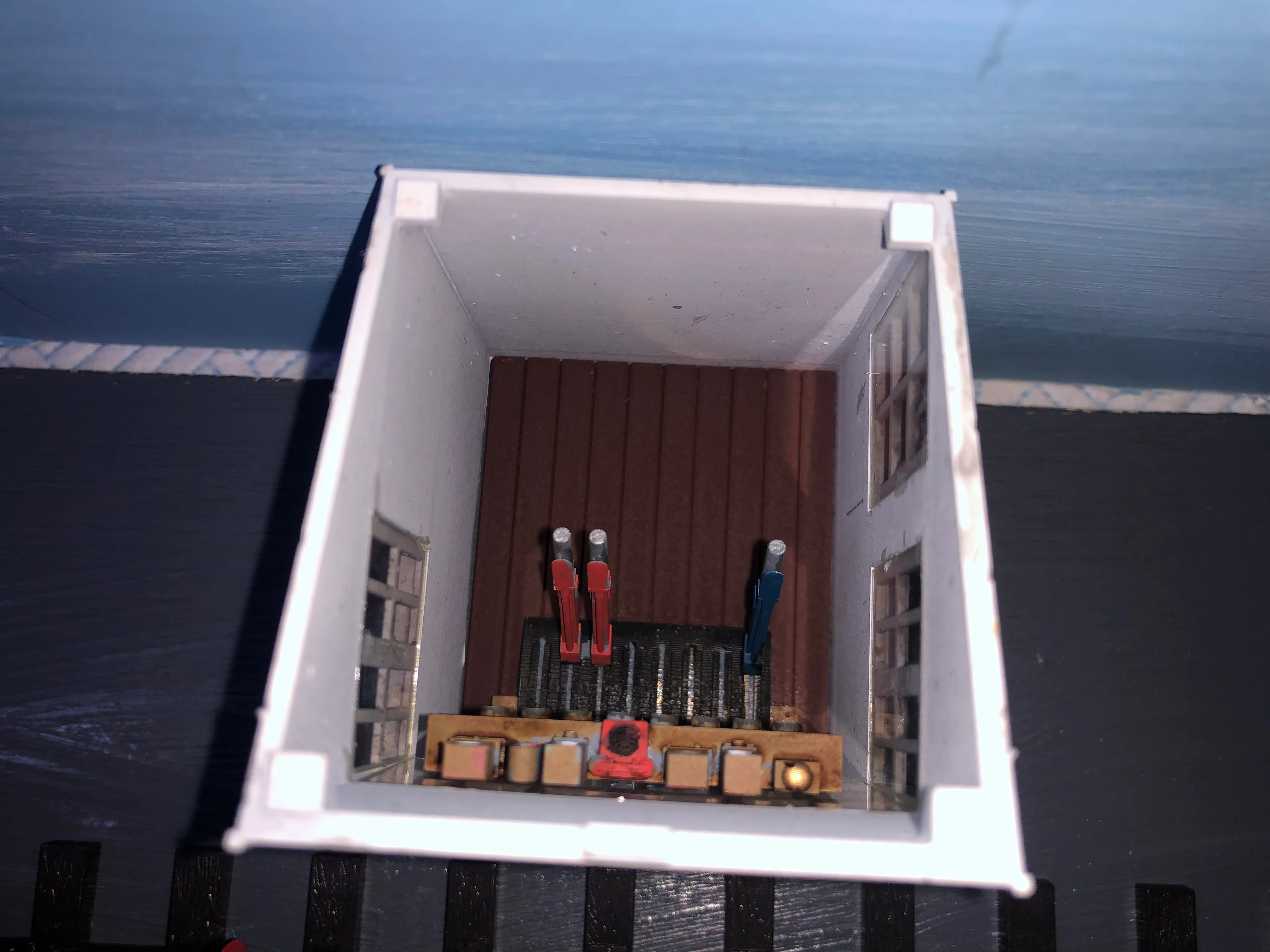 Ground Signal Box Hut with levers and glazing SDR  - NG7 , 7mm , O-16.5