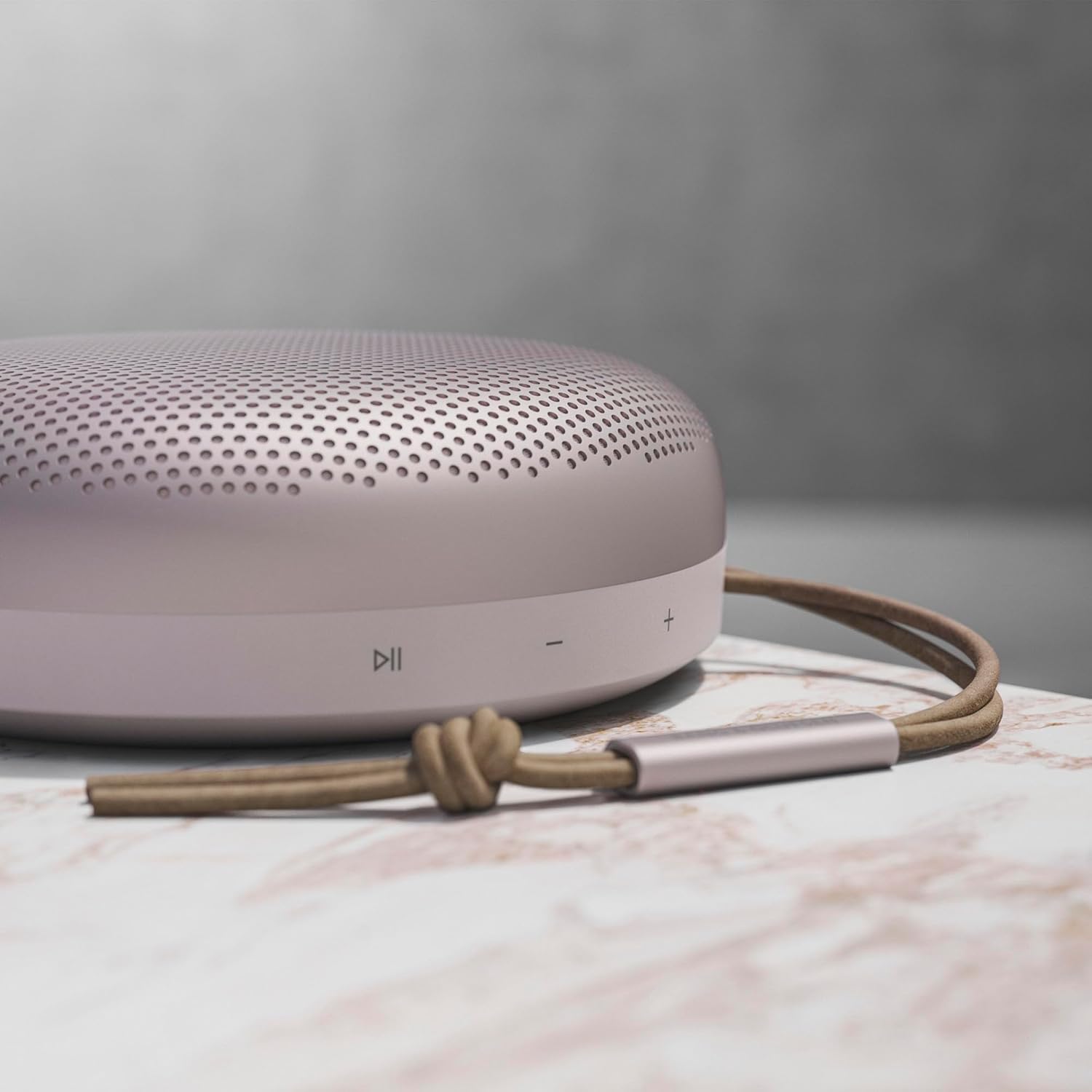 Bang & Olufsen Beosound A1 (2. Gen) – Kabelloser tragbarer IP67 wasserdichter Bluetooth-Lautsprecher mit 360-Grad-Sound, Alexa Voice Assistant & Speakerphone, 18 h Akkulaufzeit - Black Anthracite