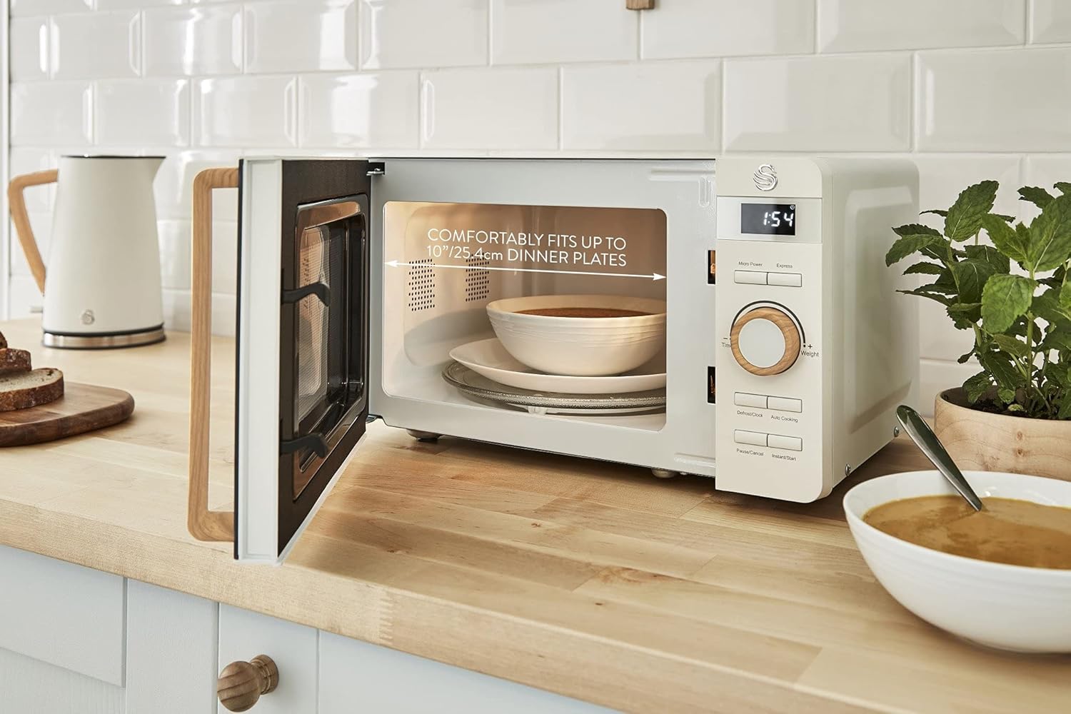 Swan Nordic SM22036WHTN Digitale Mikrowelle, Griff in Holzoptik, Gehäuse mit weicher Haptik und matter Oberfläche, 800 W, Baumwollweiß