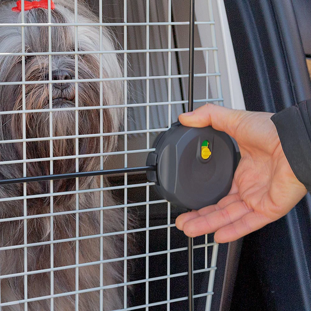 2025 Atlas 40 transportbox voor middelgrote honden �C veilig, geventileerd en IATA-conform. Met praktische handgreep, voederbak en optionele accessoires