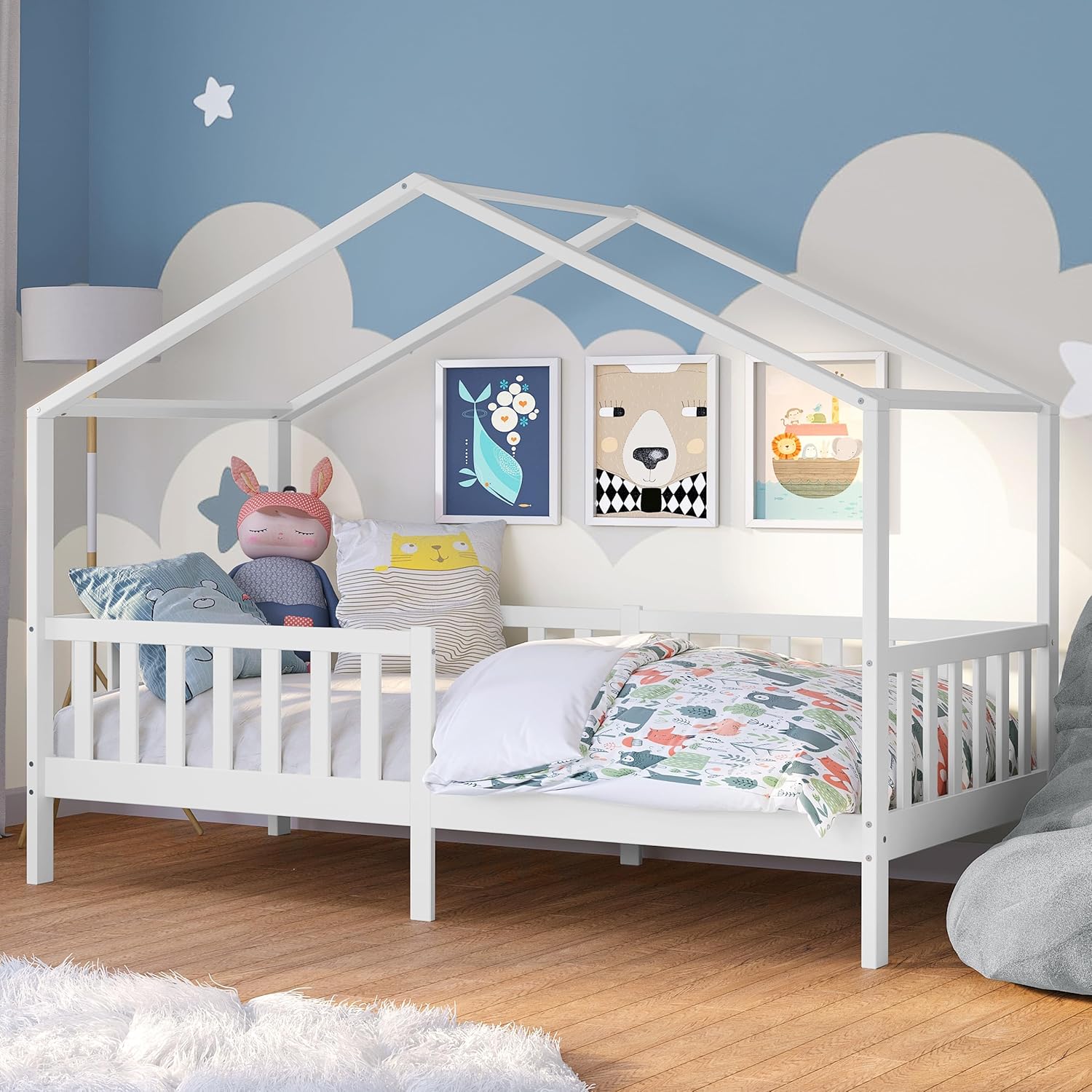Bellabino Kinderbett Bia 140x200 cm, Hausbett Kinder inkl. Rausfallschutz und Rolllattenrost, Montessori Bodenbett weiß aus Massivholz Kiefer