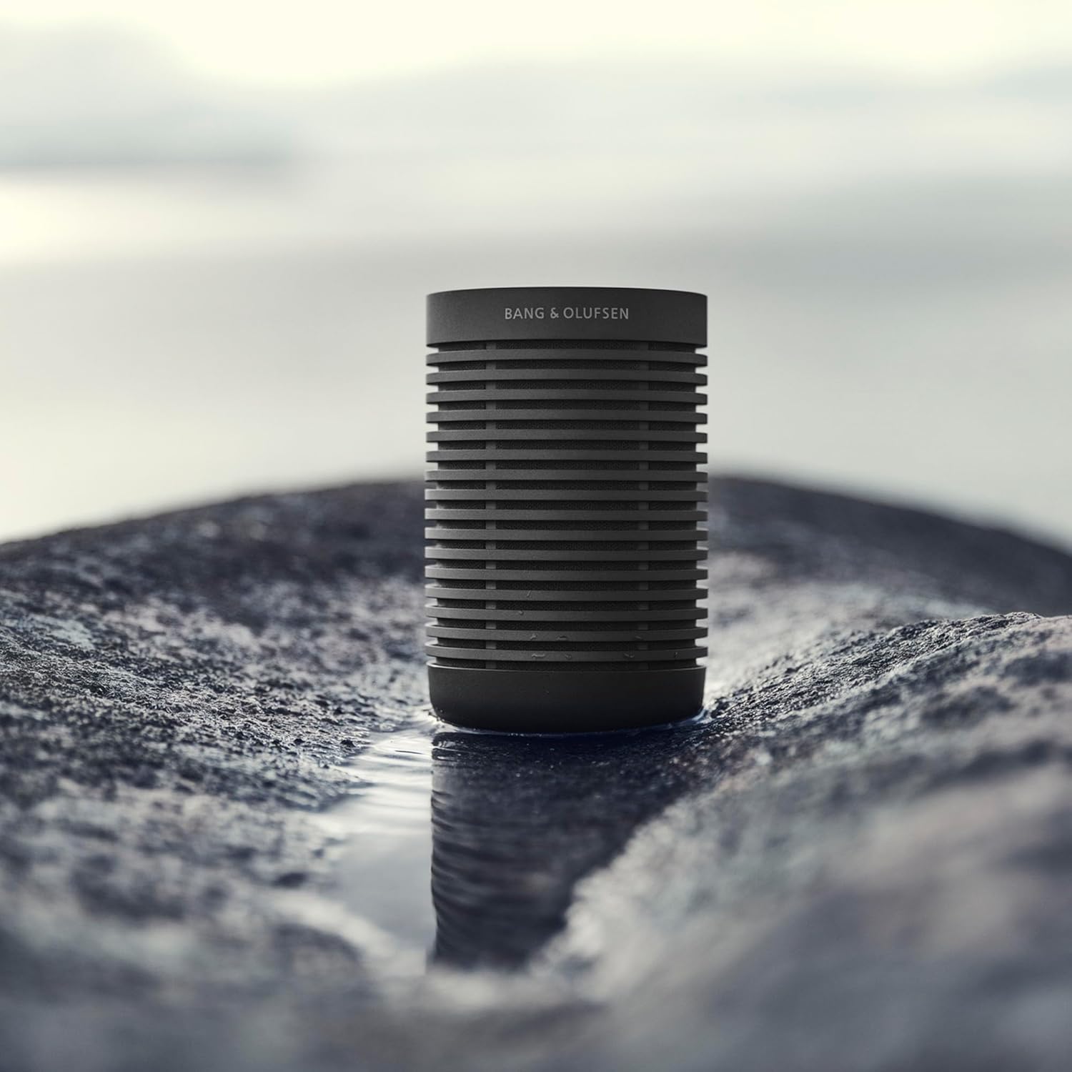 Bang & Olufsen Beosound Explore – Kabelloser tragbarer Bluetooth Outdoor-, Heim- und Reise, 27 Stunden Akkulaufzeit, wasserdichter 360° Lautsprecher + USB-C Ladekabel - Schwarz Anthracite