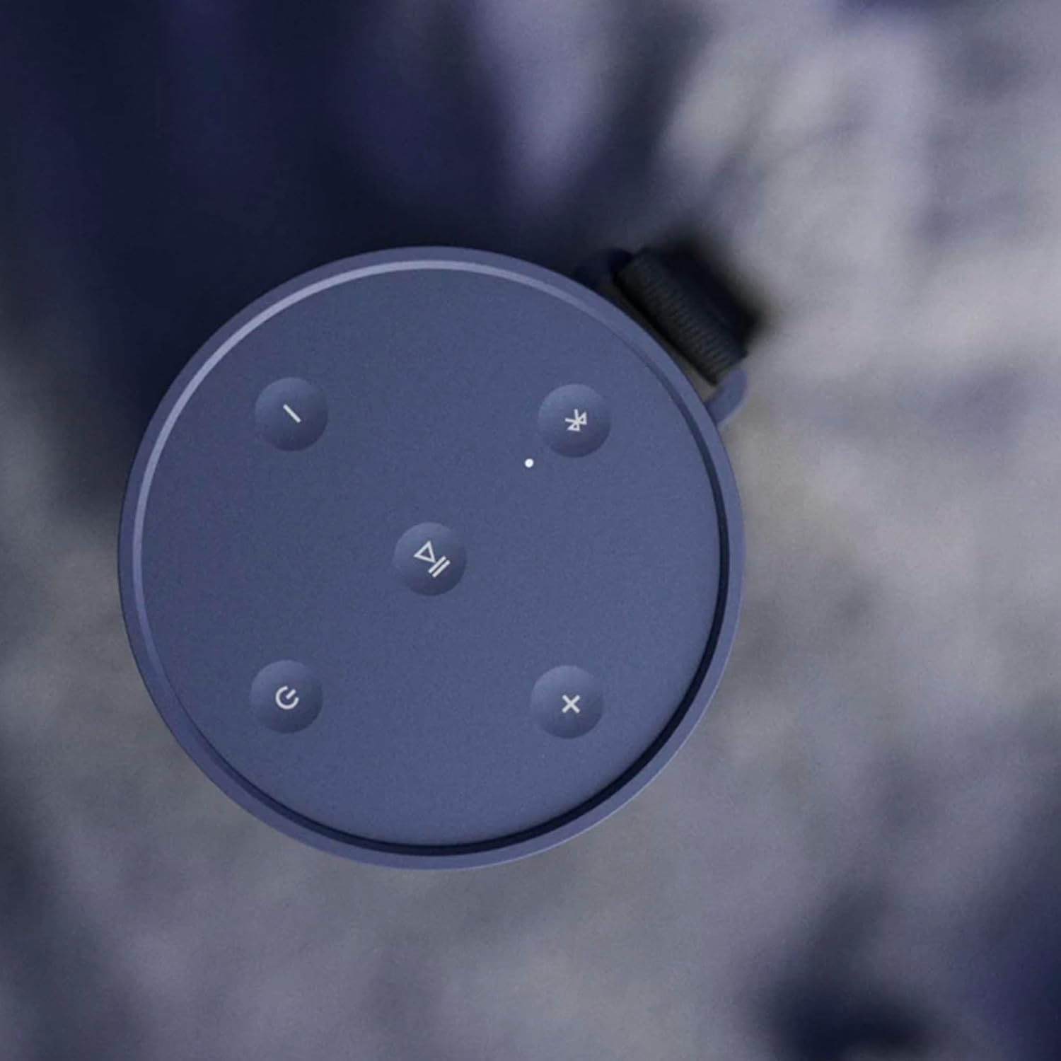 Bang & Olufsen Beosound Explore – Kabelloser tragbarer Bluetooth Outdoor-, Heim- und Reise, 27 Stunden Akkulaufzeit, wasserdichter 360° Lautsprecher + USB-C Ladekabel - Schwarz Anthracite
