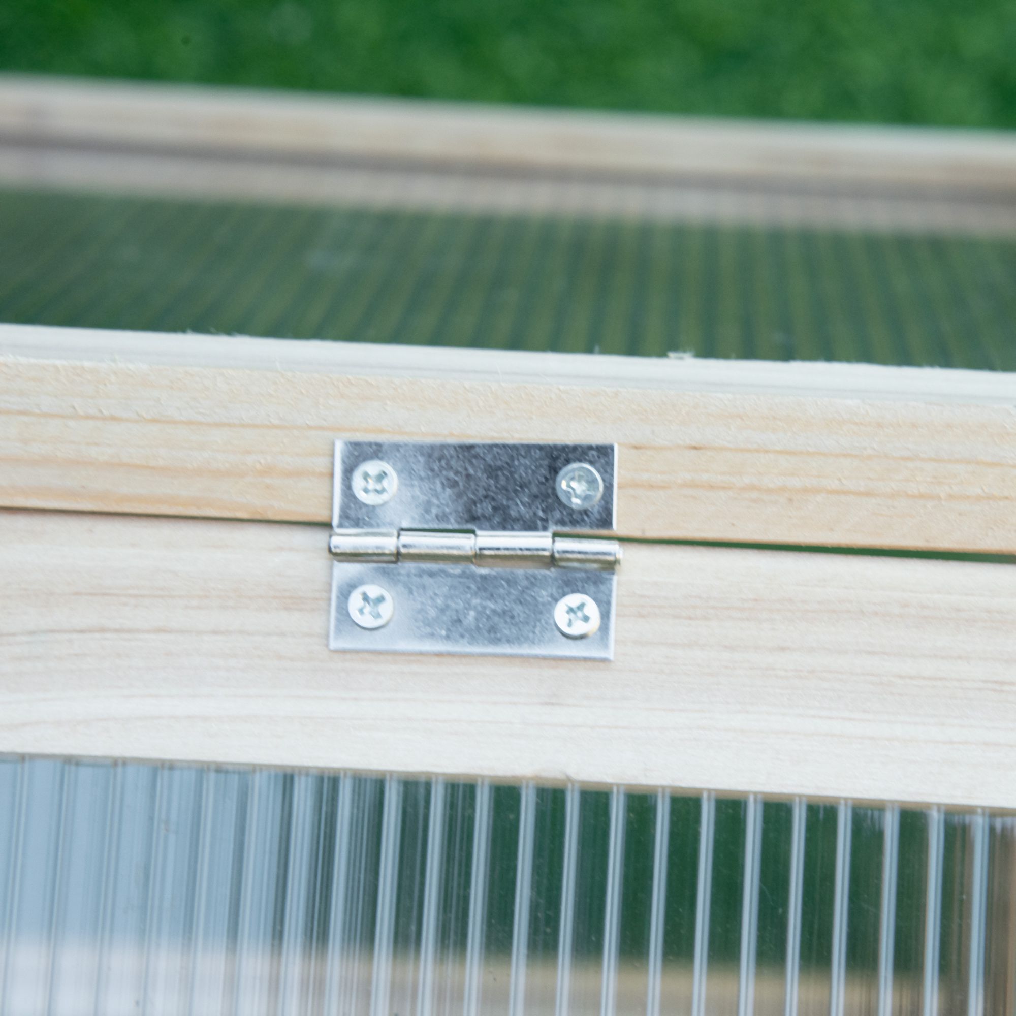 Outsunny Mini-broeikas, Compacte plantenkas van hout, Polycarbonaat platen, Ventilatieopening, 90L x 52B x 49,5H cm, Natuur