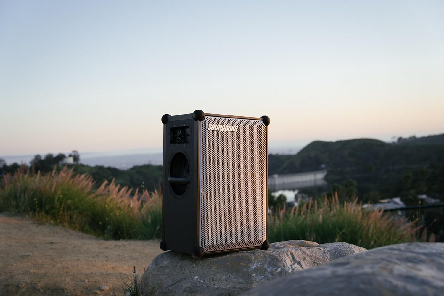 SOUNDBOKS 4 - Bluetooth Performance Speaker - USB-C-Aufladung Akku - Lautester Party Lautsprecher mit 40 Stunden Akku - Kabelloser und tragbarer Lautsprecher - Designed in Dänemark - 126dB (Schwarz)