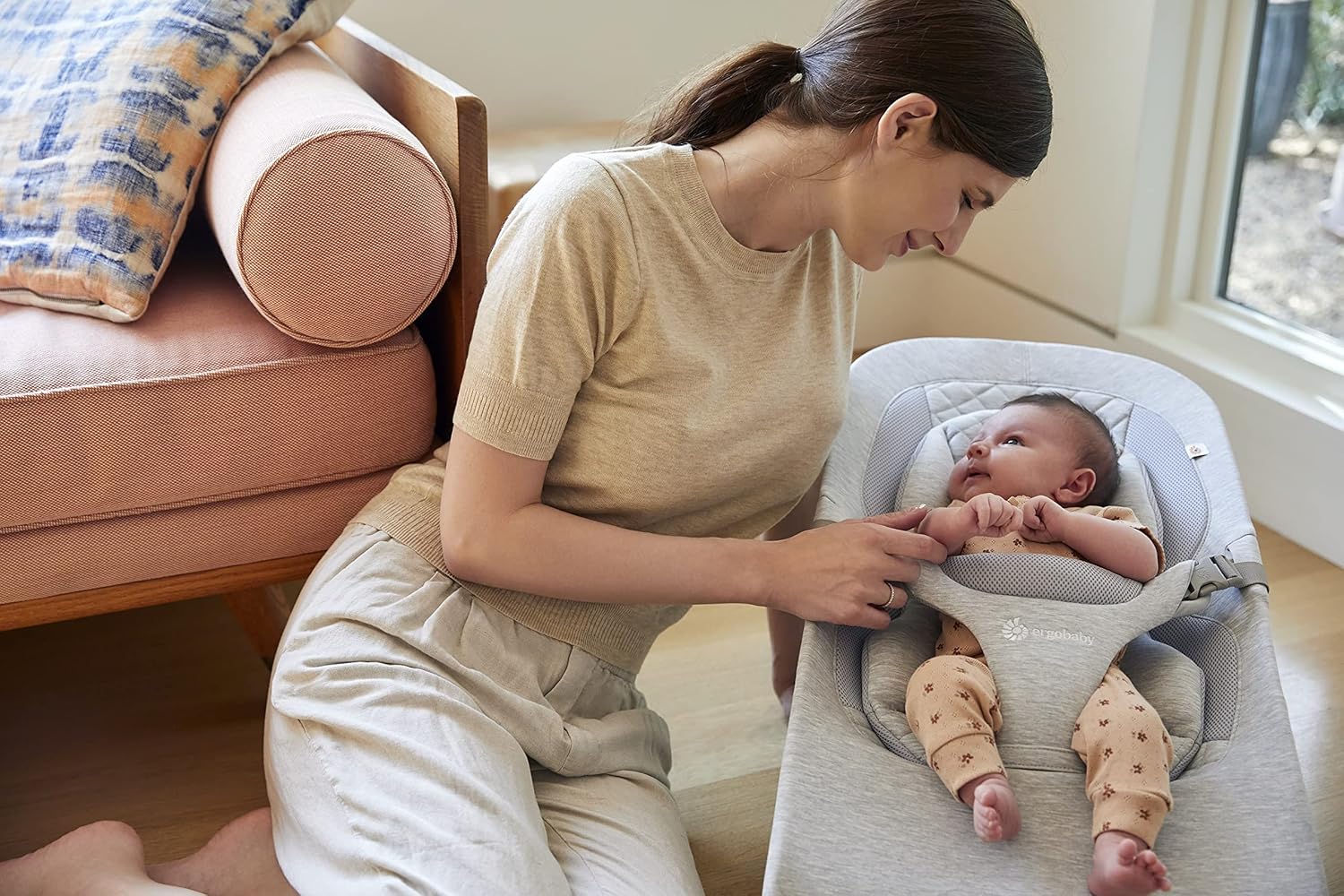 Ergobaby 3-in-1 Evolve Bouncer, Ergonomische Babywippe für Neugeborene ab Geburt bis zum Kleinkind, Babyschaukel mit Neugeboreneneinsatz (2,5 kg - 13,2 kg), Cream
