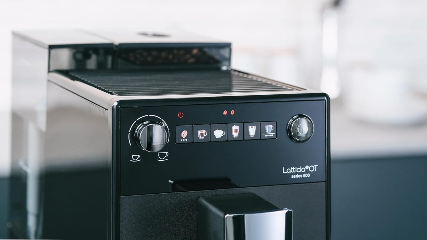 Melitta Latticia OT - Kaffeevollautomat mit Milchsystem, Kaffeemaschine mit Mahlwerk für z. B. Kaffee oder Cappuccino, silber/schwarz