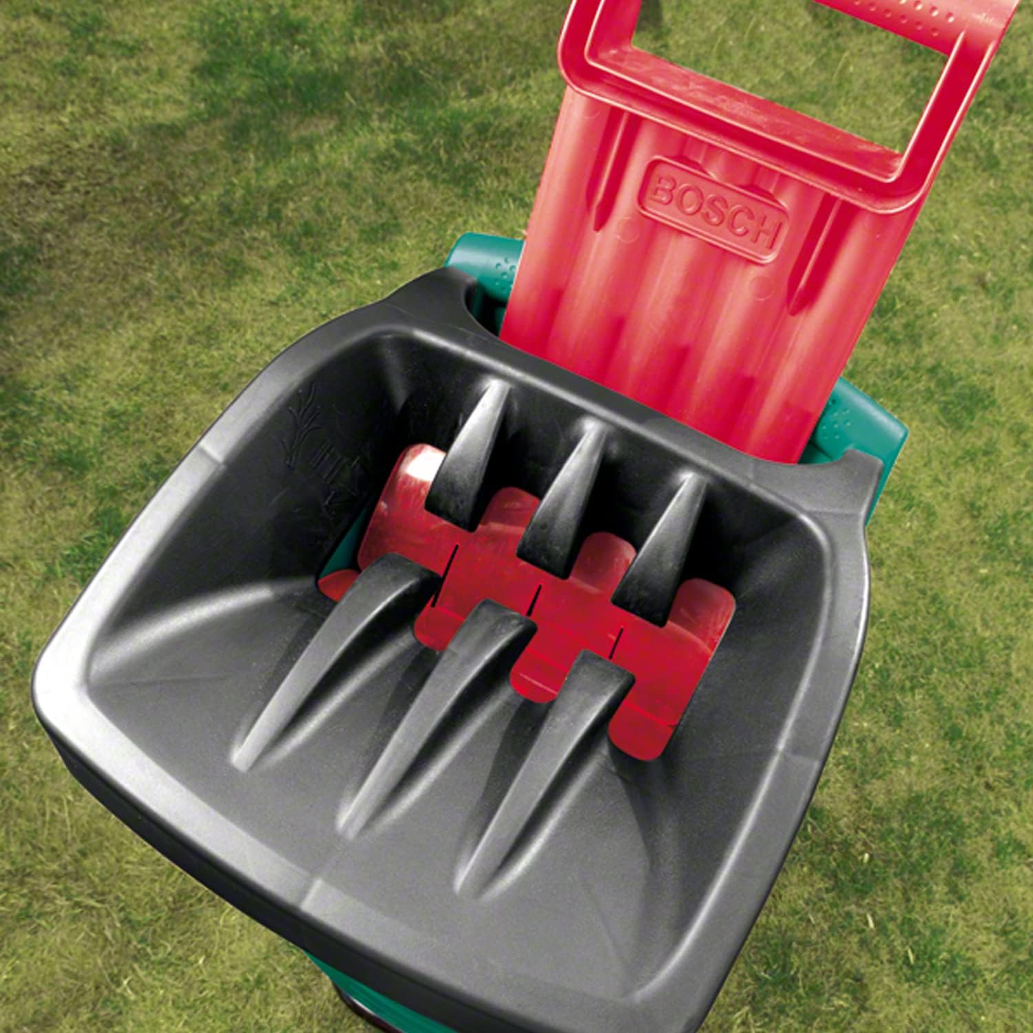 Bosch AXT Rapid 2000 Häcksler (zum leistungsstarken Häckseln von Gartenabfällen; kraftvoller 2000-W-Motor)