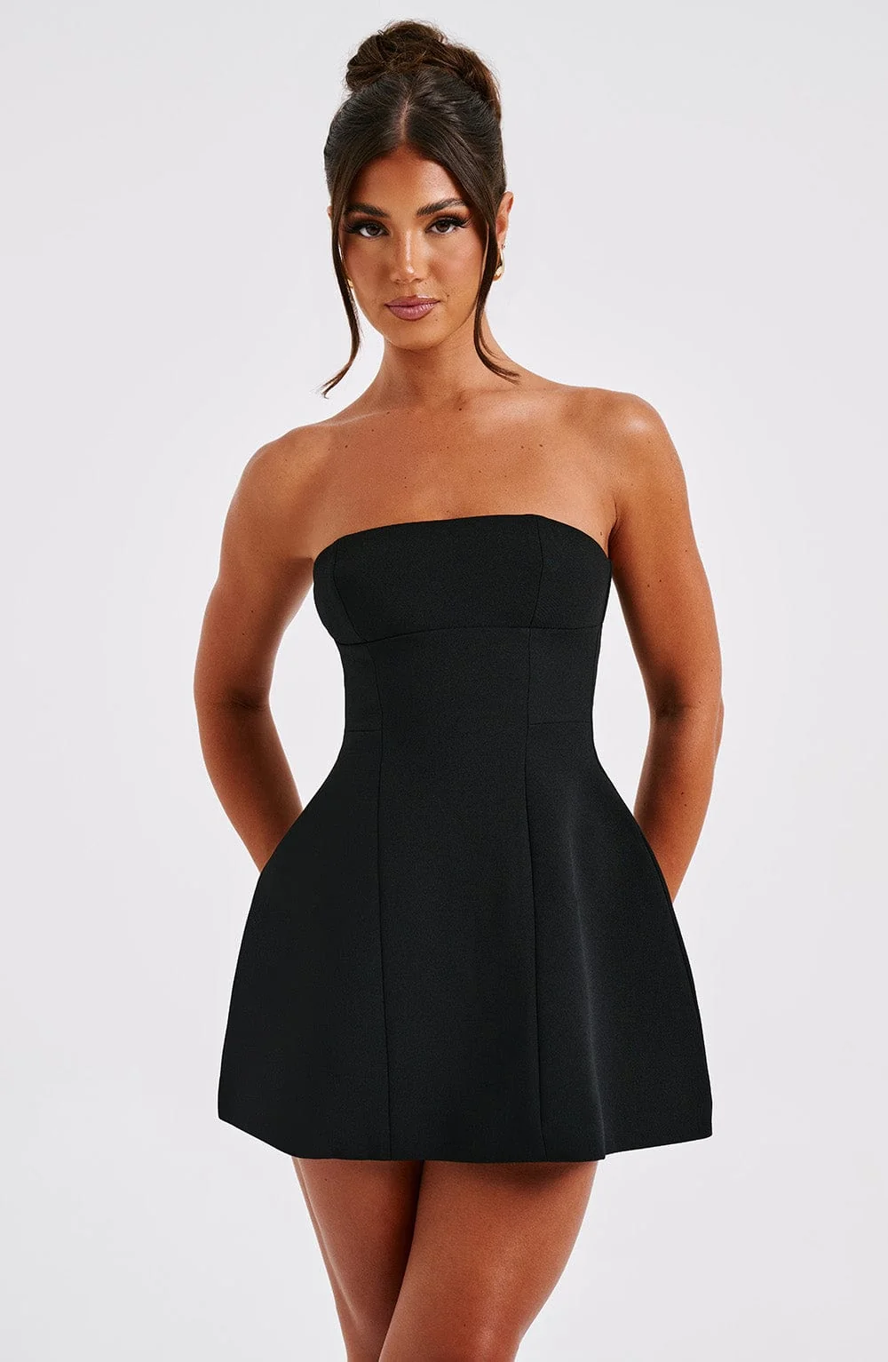 Tr?gerloses Cocktail-Minikleid mit Ballonrock f��r Damen