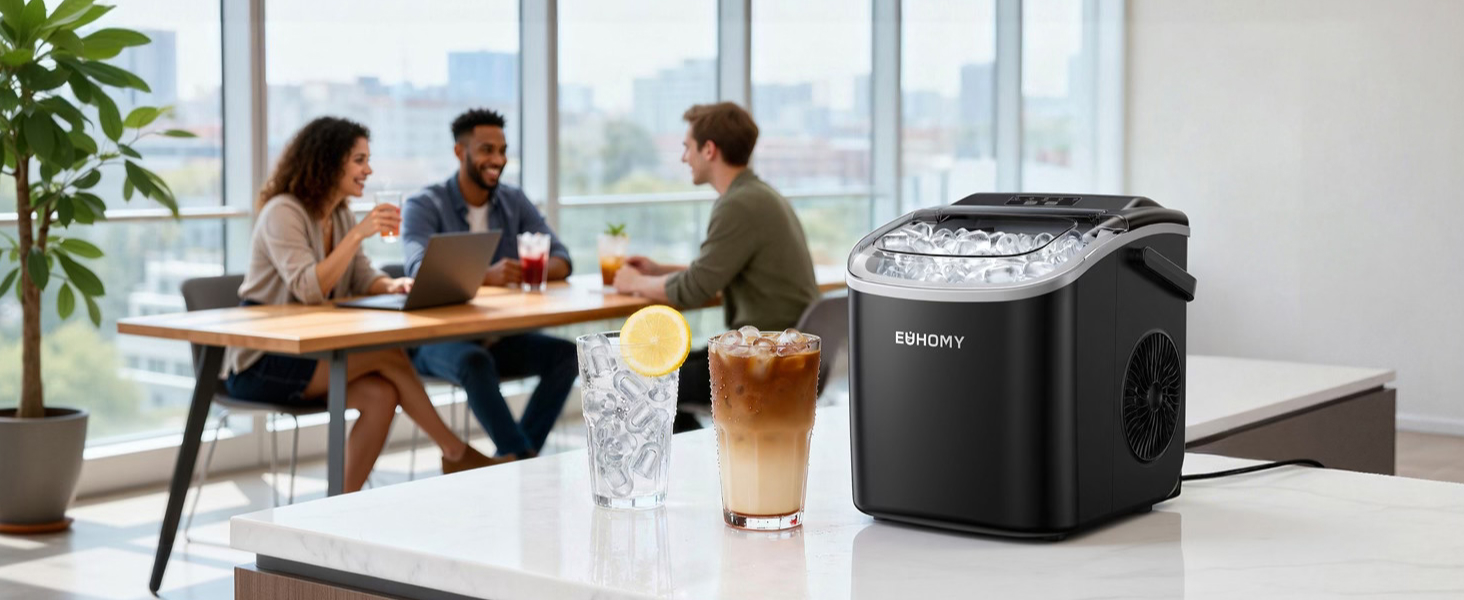 Schwarzes Roboter-Staubsaugergerät auf hellem Boden in einer modernen Büroumgebung mit Personen am Schreibtisch, Pflanzen und großen Fenstern im Hintergrund.