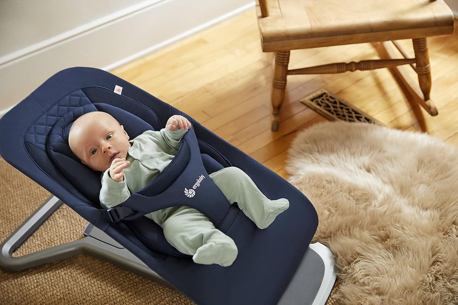 Ergobaby 3-in-1 Evolve Bouncer, Ergonomische Babywippe für Neugeborene ab Geburt bis zum Kleinkind, Babyschaukel mit Neugeboreneneinsatz (2,5 kg - 13,2 kg), Cream