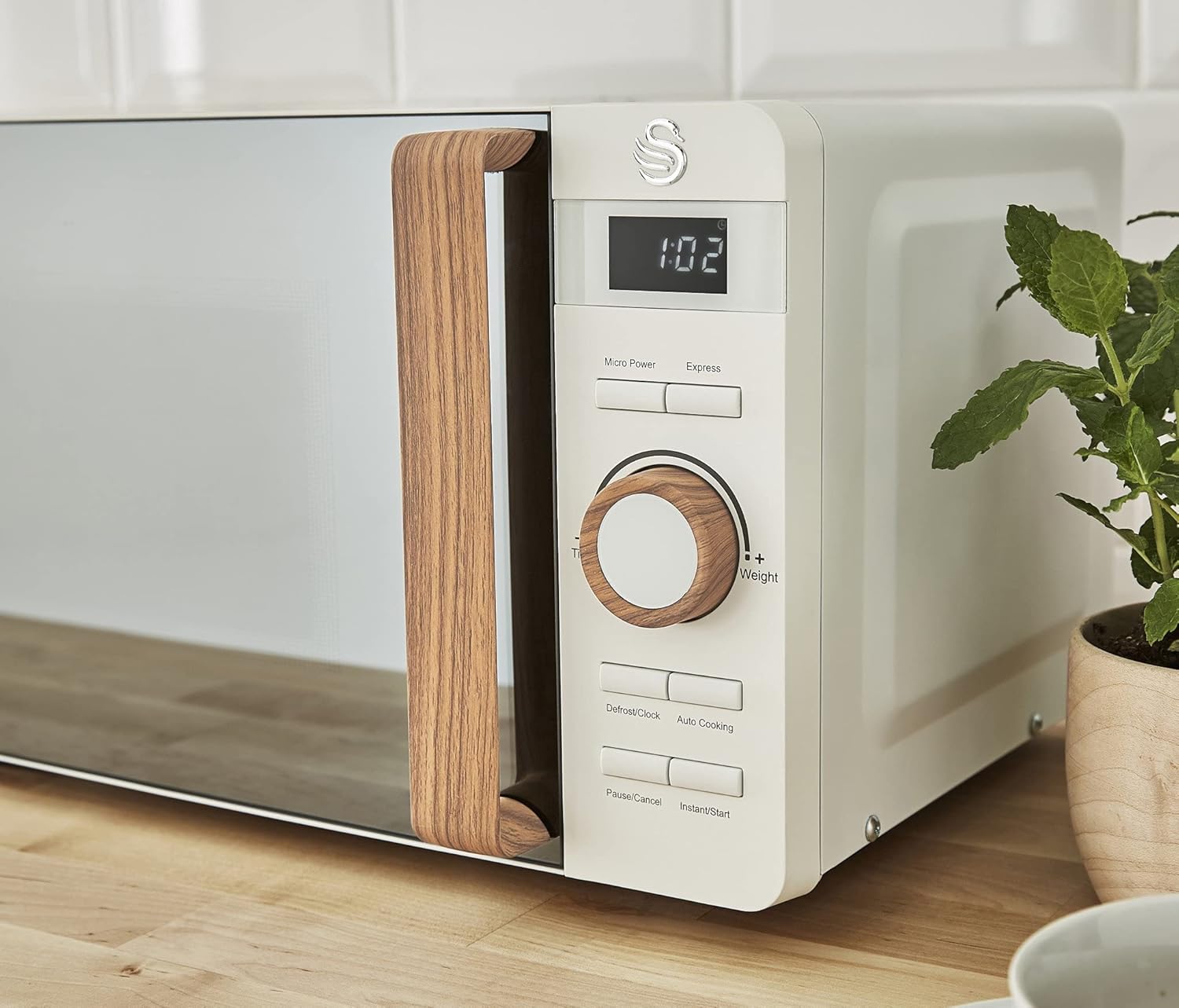 Swan Nordic SM22036WHTN Digitale Mikrowelle, Griff in Holzoptik, Gehäuse mit weicher Haptik und matter Oberfläche, 800 W, Baumwollweiß