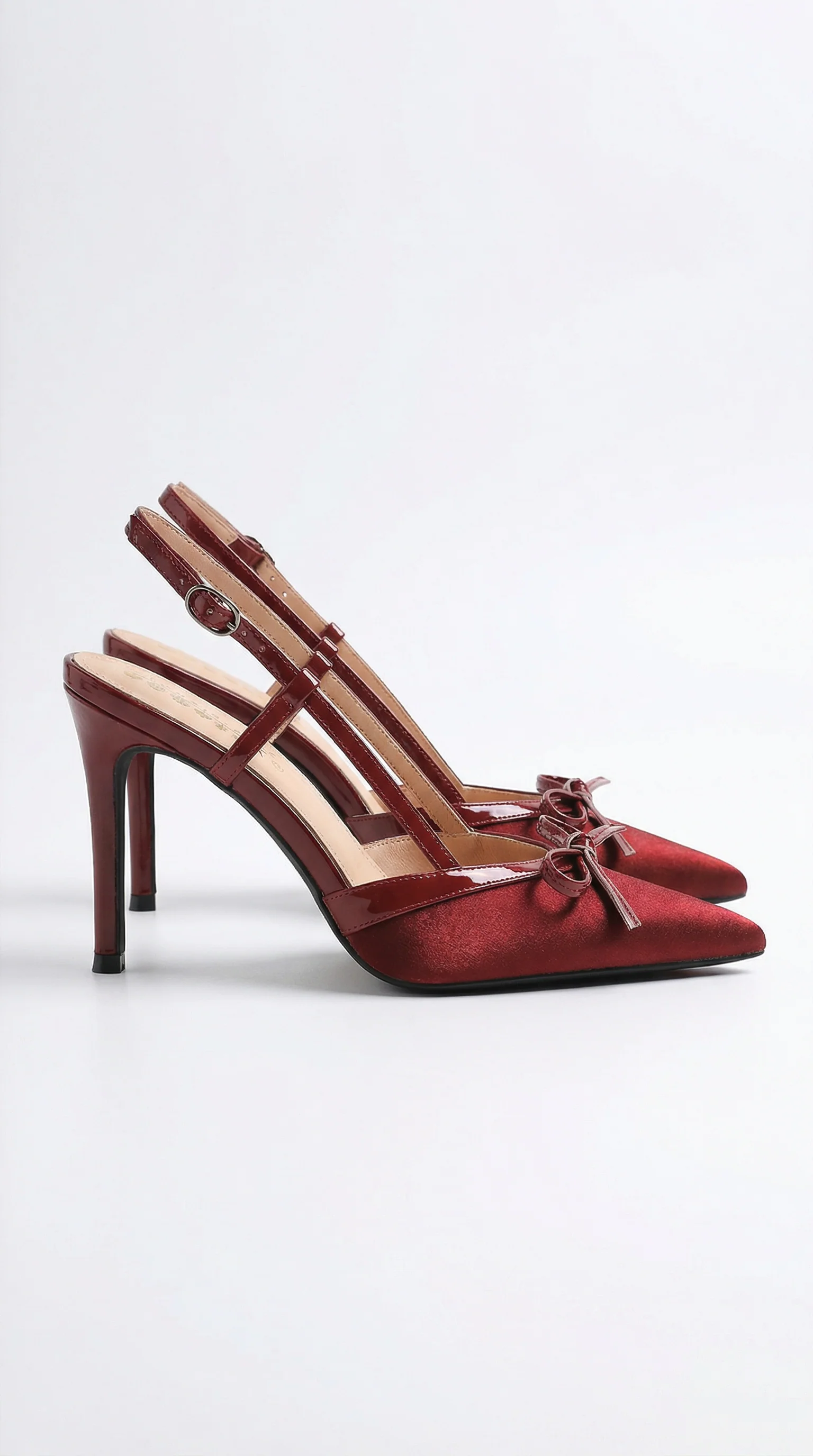 Pumps aus Satin mit Schleife
