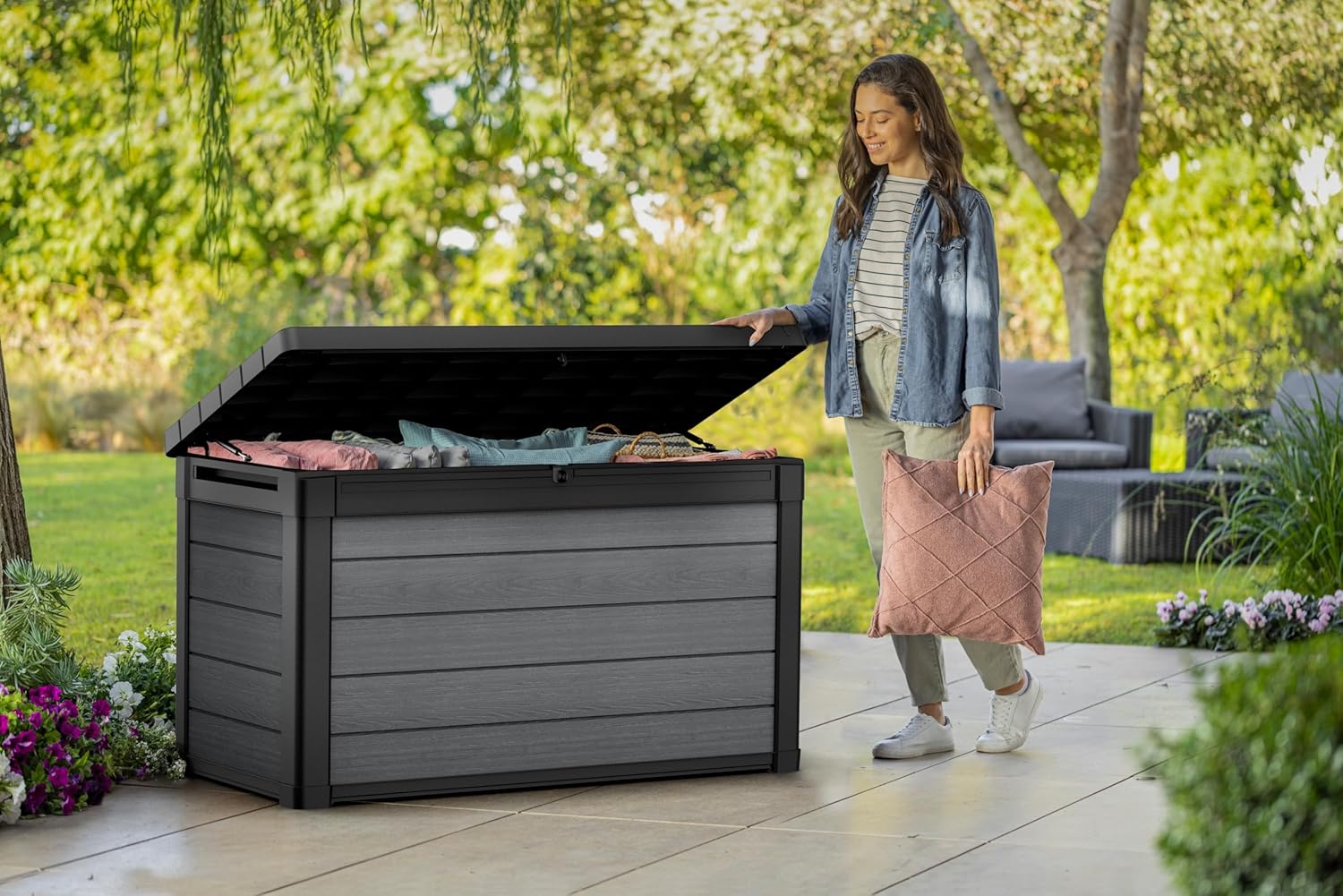 Keter Gartenbox Cortina 100 g, Oberfläche in Holzoptik, Farbe Grau, Fassungsvermögen 380 l, 122,9 x 62,1 x 70,6 cm