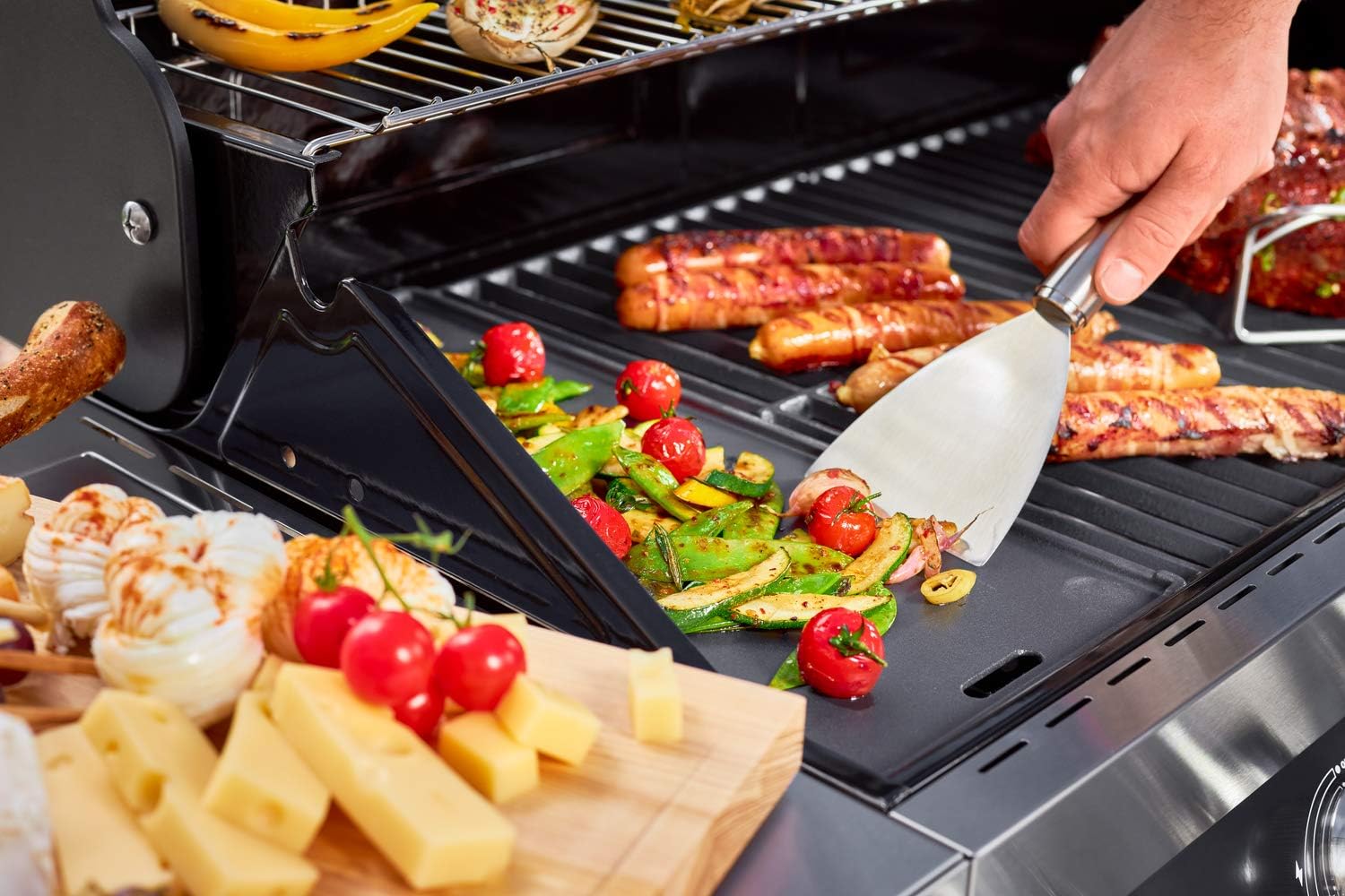 RÖSLE Elektrogrill BBQ-Portable Videro E2-P, tragbarer Tischgrill mit 2 Brennern, Warmhalterost und Deckel mit Glaseinsatz, pulverbeschichteter Stahl, schwarz/silbern