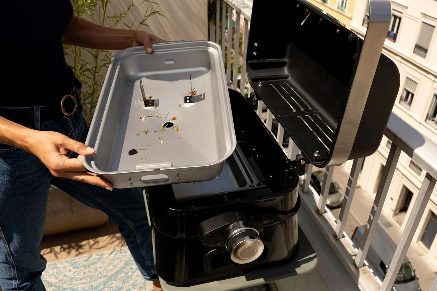 Campingaz Grill Attitude2go, gasbarbecue & elektrische barbecue, tafelbarbecue, draagbare balkon-, campingbarbecue, met deksel, thermometer en gietijzeren grillrooster, werkt op gas of elektriciteit