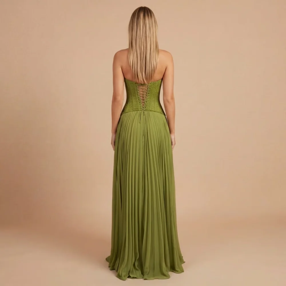 Elegantes Maxikleid mit Herzausschnitt und Plissee-Rock
