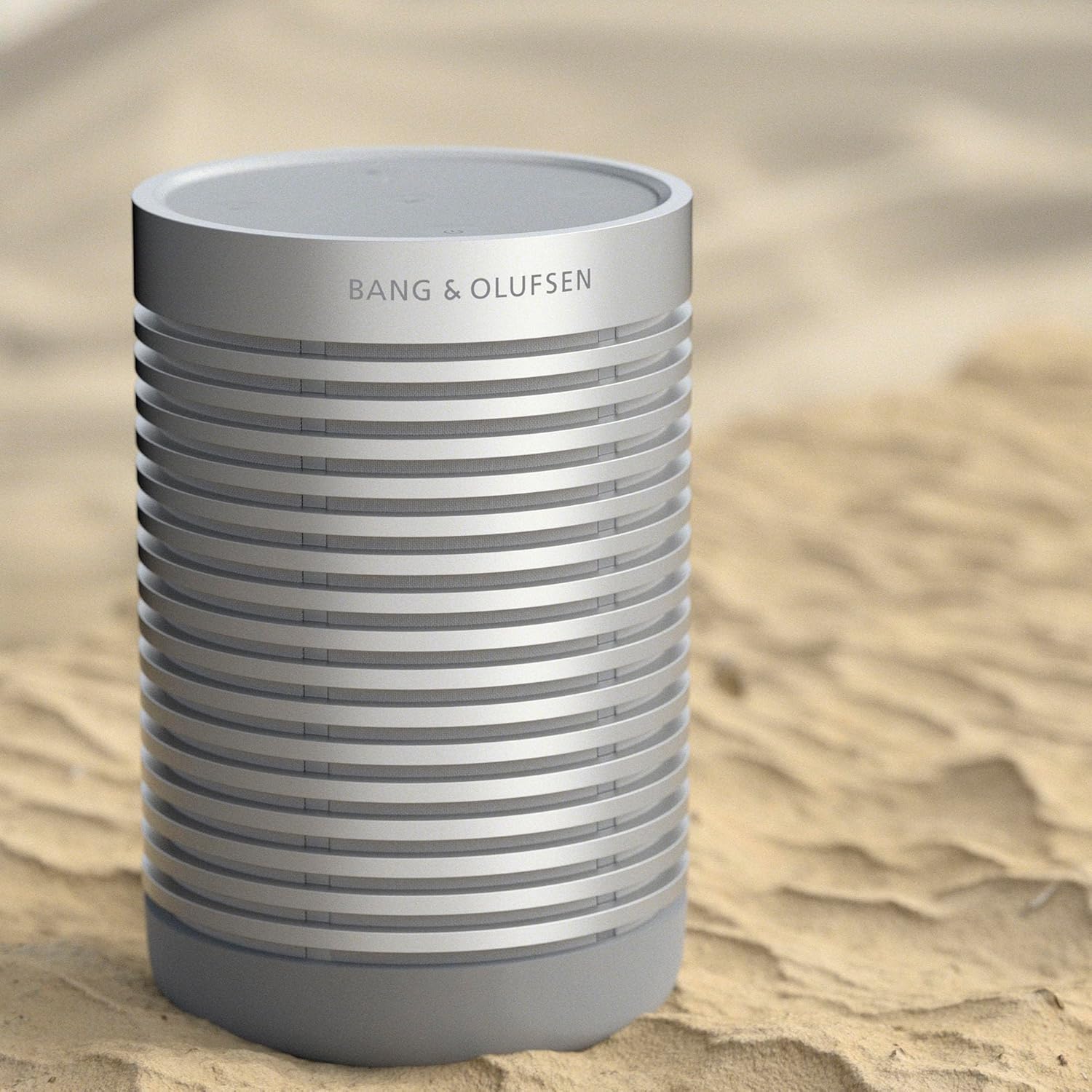 Bang & Olufsen Beosound Explore – Kabelloser tragbarer Bluetooth Outdoor-, Heim- und Reise, 27 Stunden Akkulaufzeit, wasserdichter 360° Lautsprecher + USB-C Ladekabel - Schwarz Anthracite