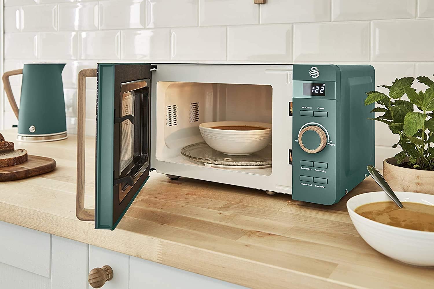 Swan Nordic 20 L digitaler Mikrowellenherd, 6 Leistungsstufen, 800 W Leistung, 30-Minuten-Timer, einfache Reinigung, Abtaumodus, modernes Design, Griff in Holzoptik, mattwei
