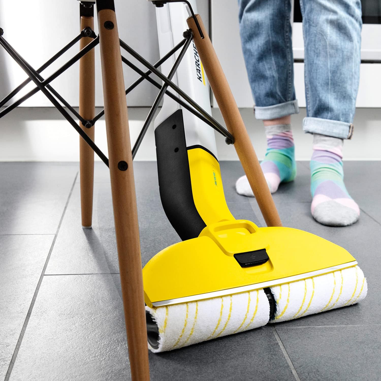 Krcher Elektrischer Wischmopp EWM 2, kabelloser Bodenreiniger mit 2 rotierenden Mikrofaserwalzen, Akkulaufzeit: ca. 20 min, Flchenleistung pro Akkuladung: ca. 60 m, Wei