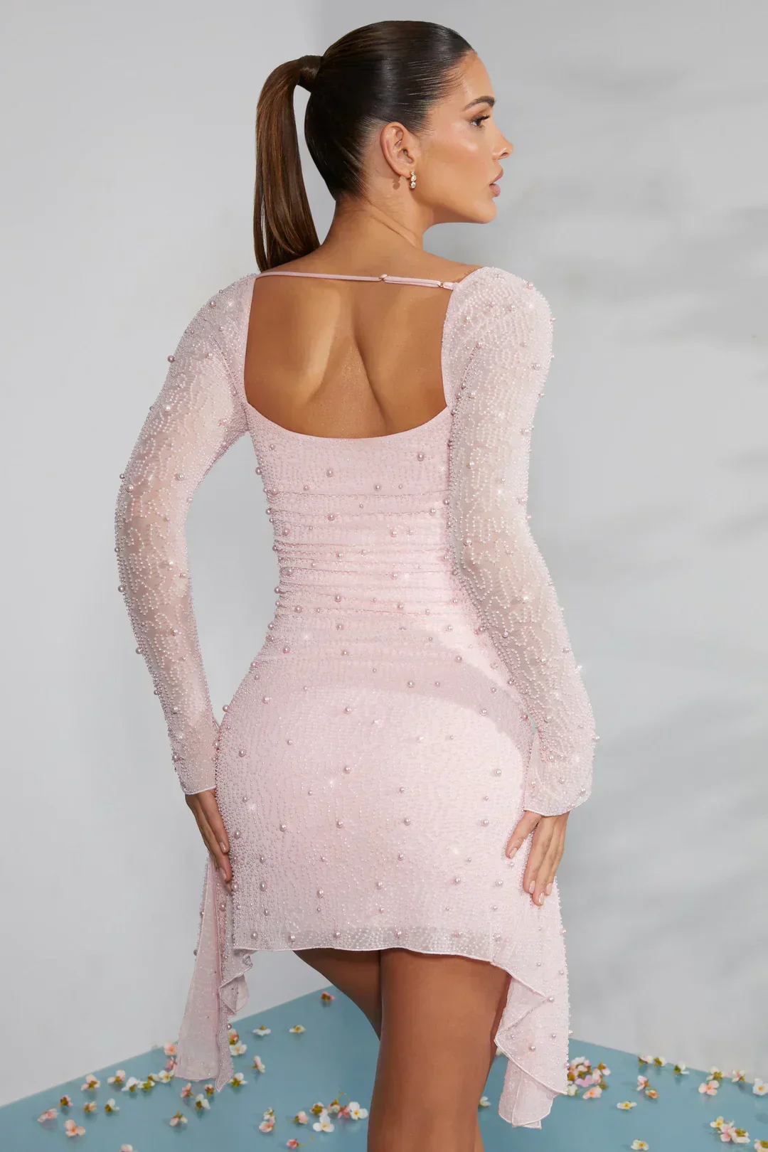 Minikleid mit langen ?rmeln und verziertem Kragen