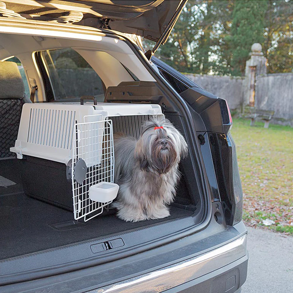 2025 Atlas 40 transportbox voor middelgrote honden �C veilig, geventileerd en IATA-conform. Met praktische handgreep, voederbak en optionele accessoires