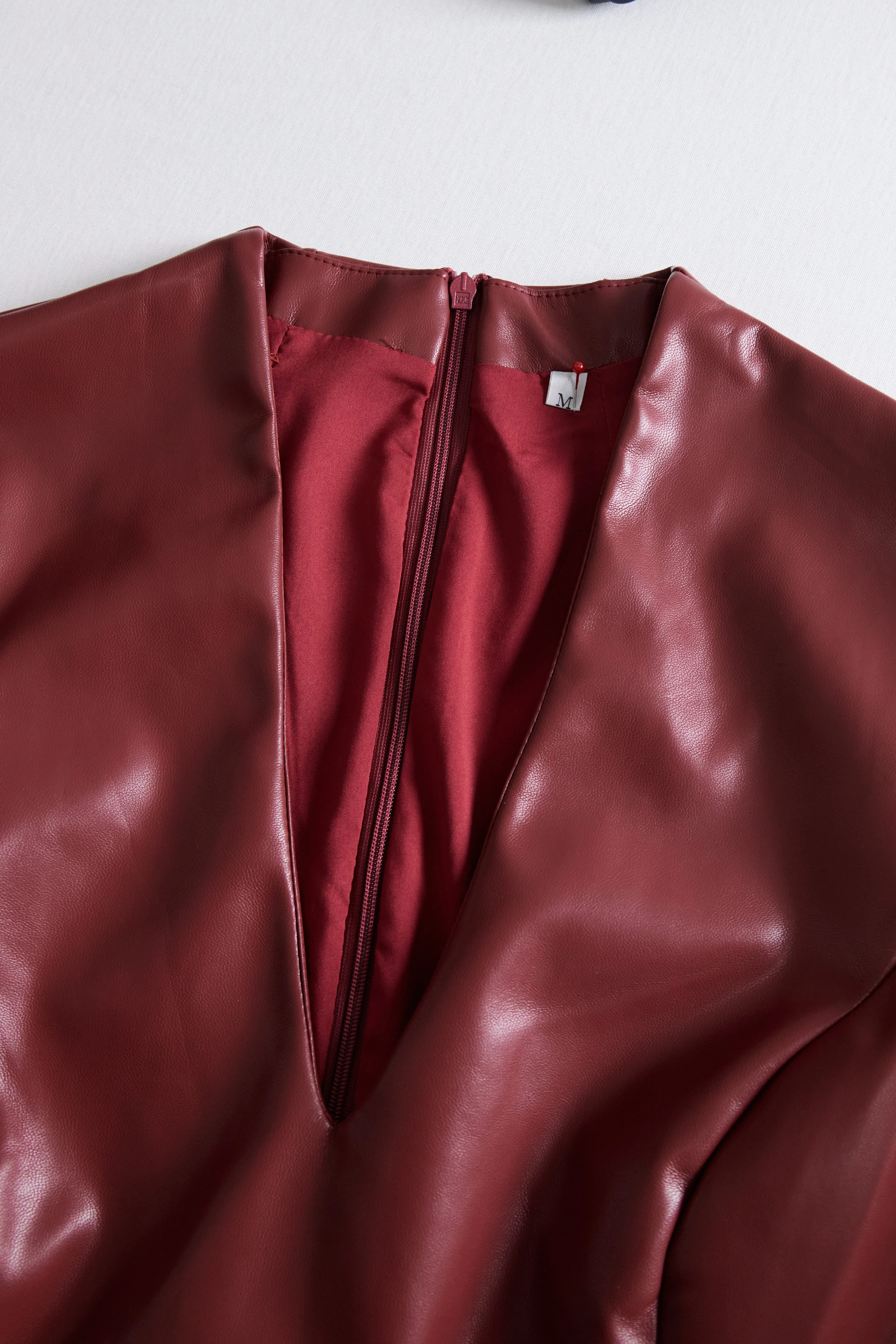 Eng anliegendes Damenkleid mit V-Ausschnitt und langen ?rmeln